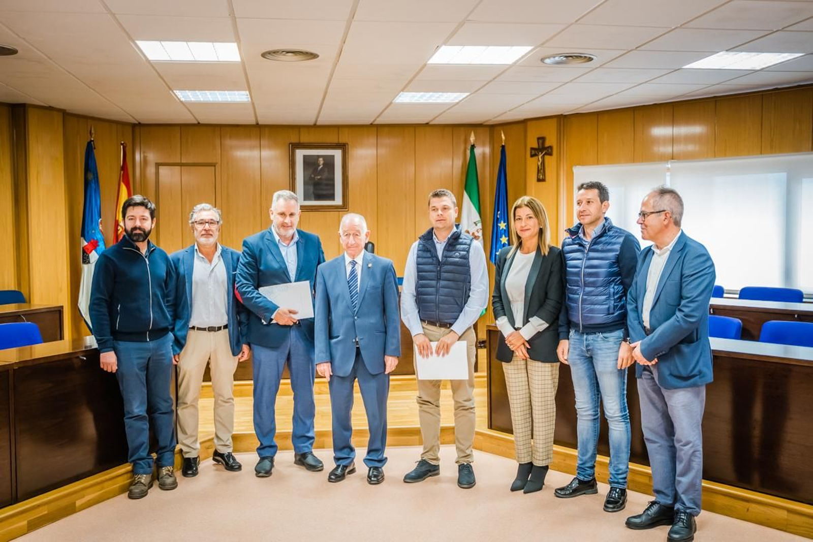 El alcalde Gabriel Amat y responsables municipales tras la firma de los contratos.