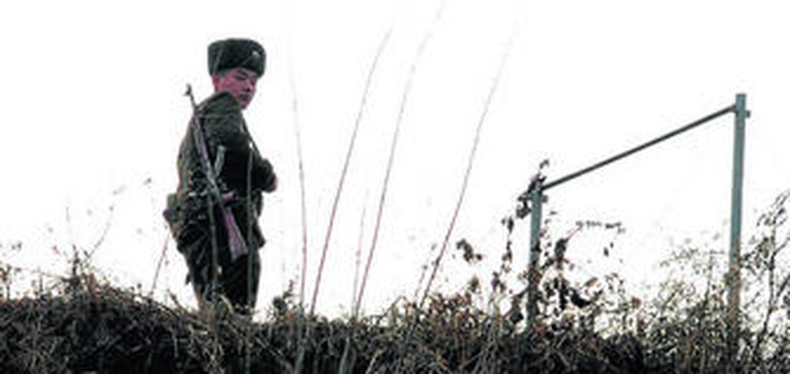 Un soldado norcoreano patrulla la frontera.