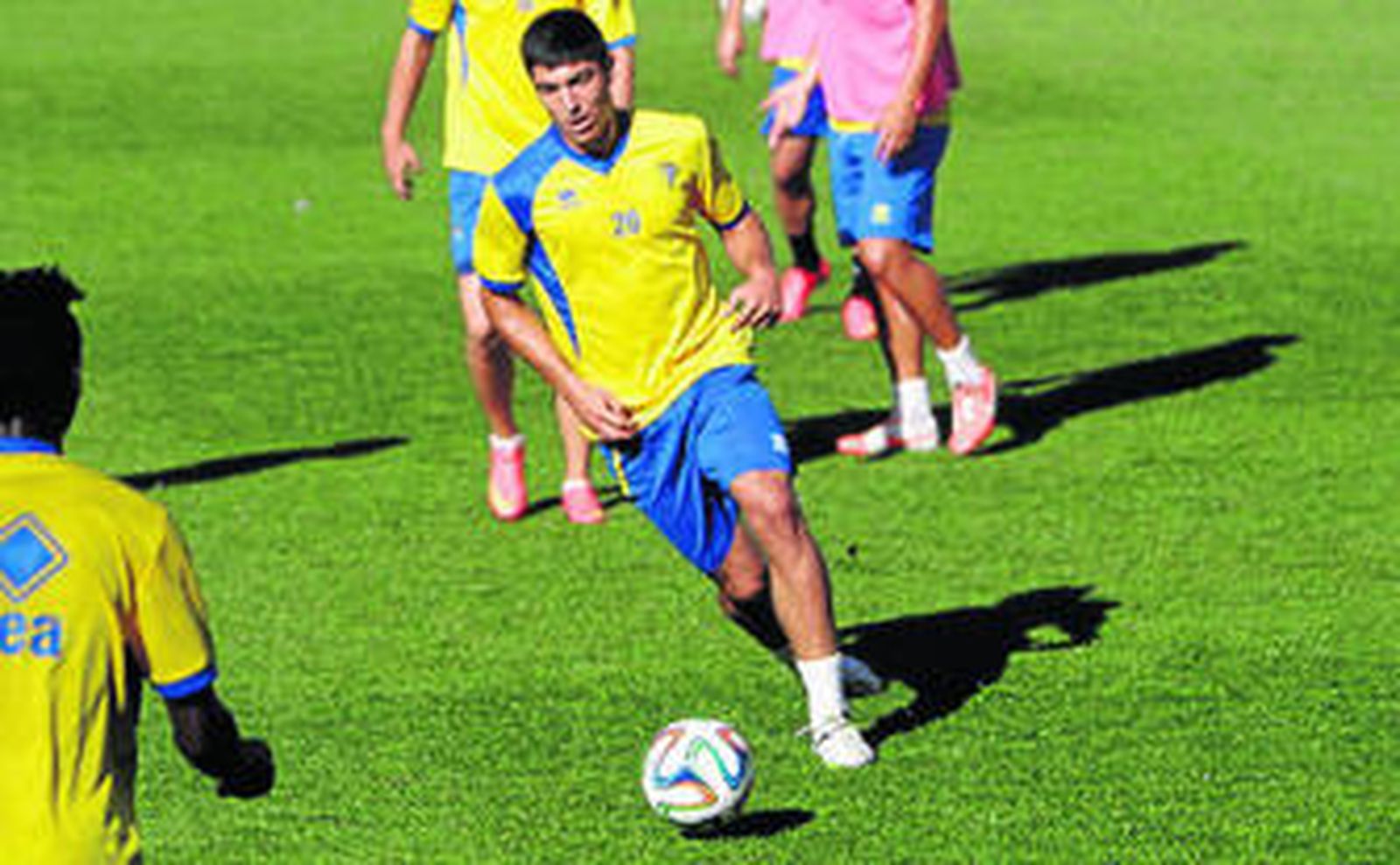 Diego González, en plena acción en un entrenamiento con el primer equipo.