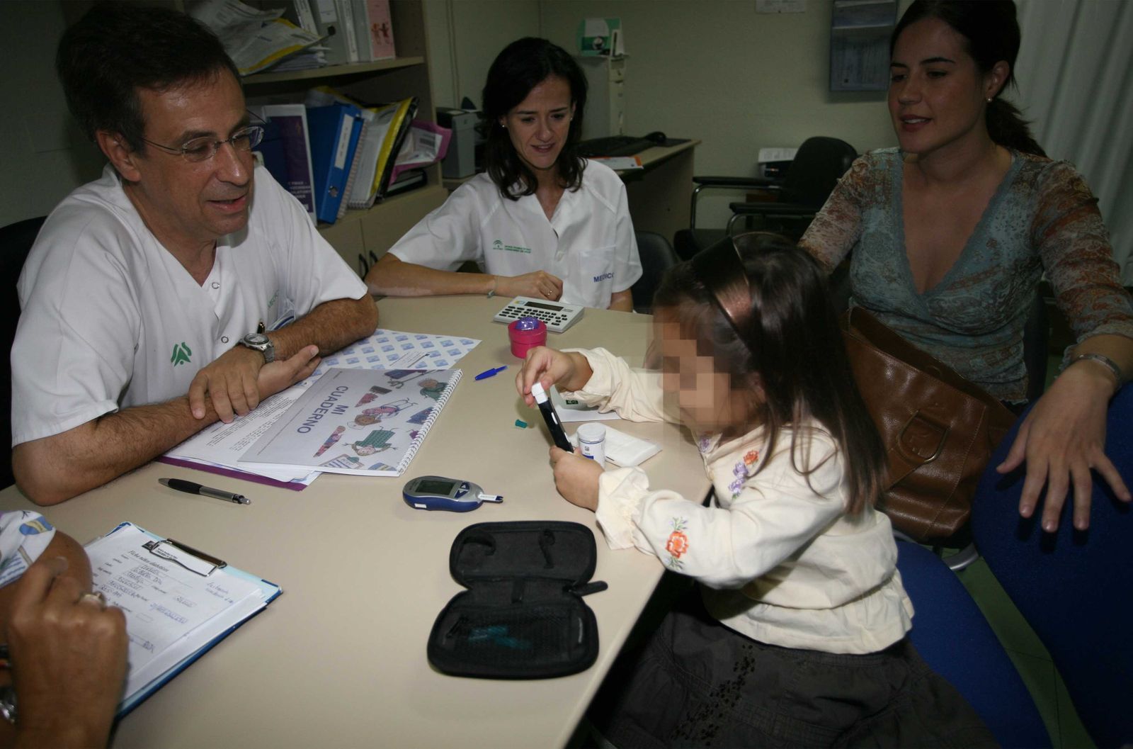 Una menor conoce el nuevo sistema.