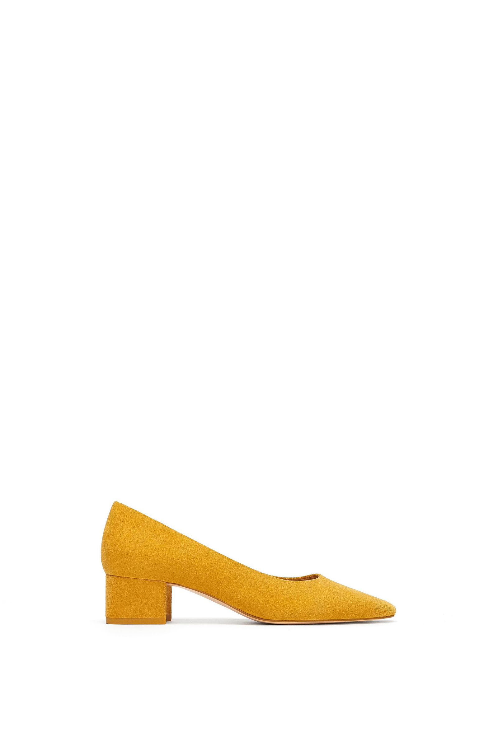 Salones de tacón bajo: de ante ocre y con tacón cuadrado. De Zara. Los mejores zapatos de tendencia esta temporada