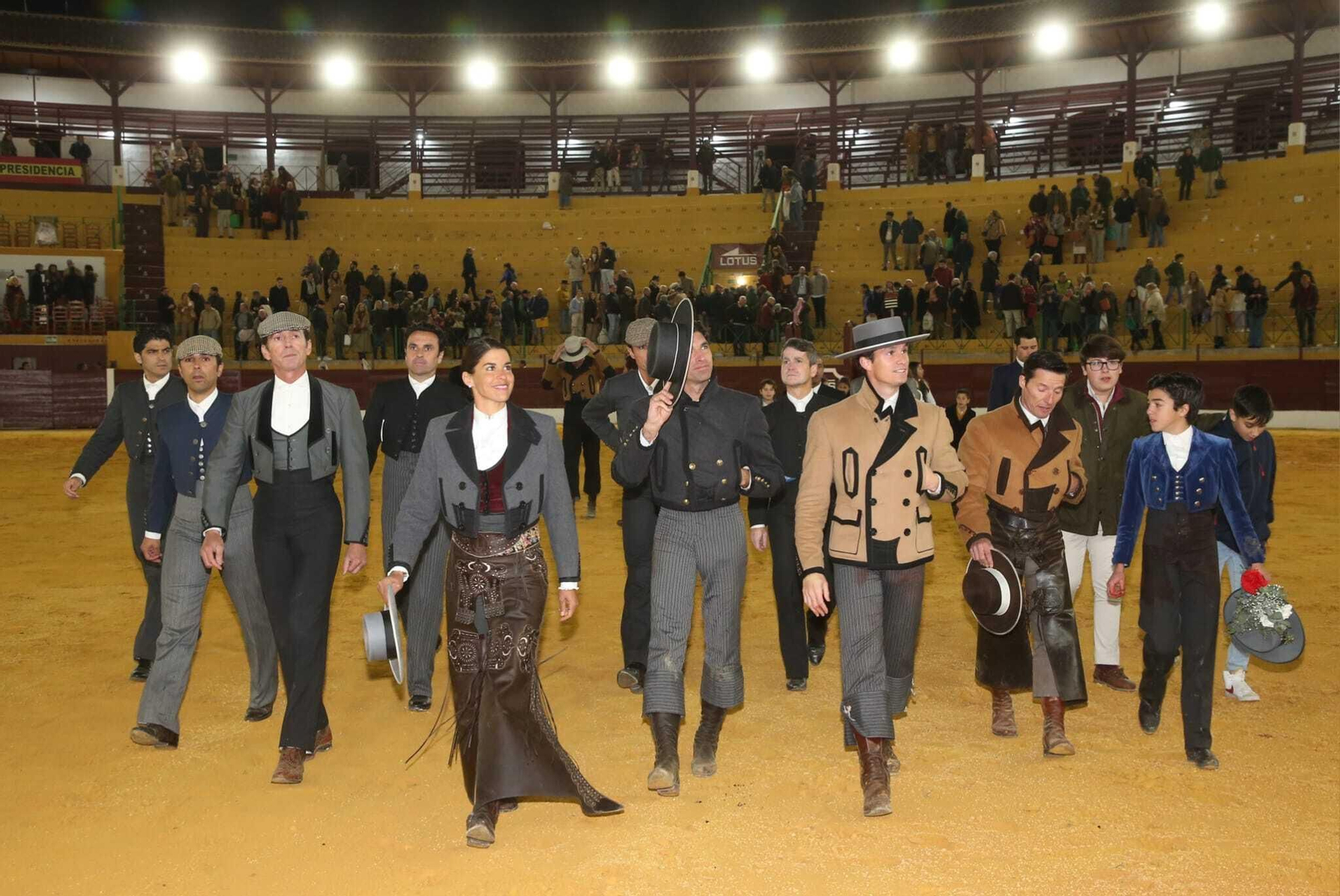 Los toreros salen juntos de la plaza de El Arenal al final de la tarde.