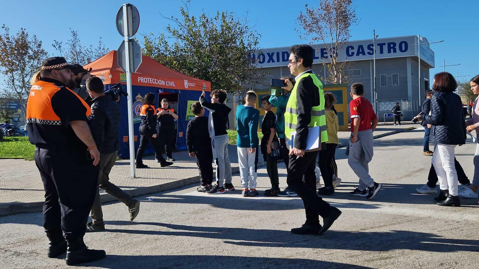 Los alumnos del colegio 'Manuel Aparcero' siguen las indicaciones de las autoridades para el protocolo de evacuación.