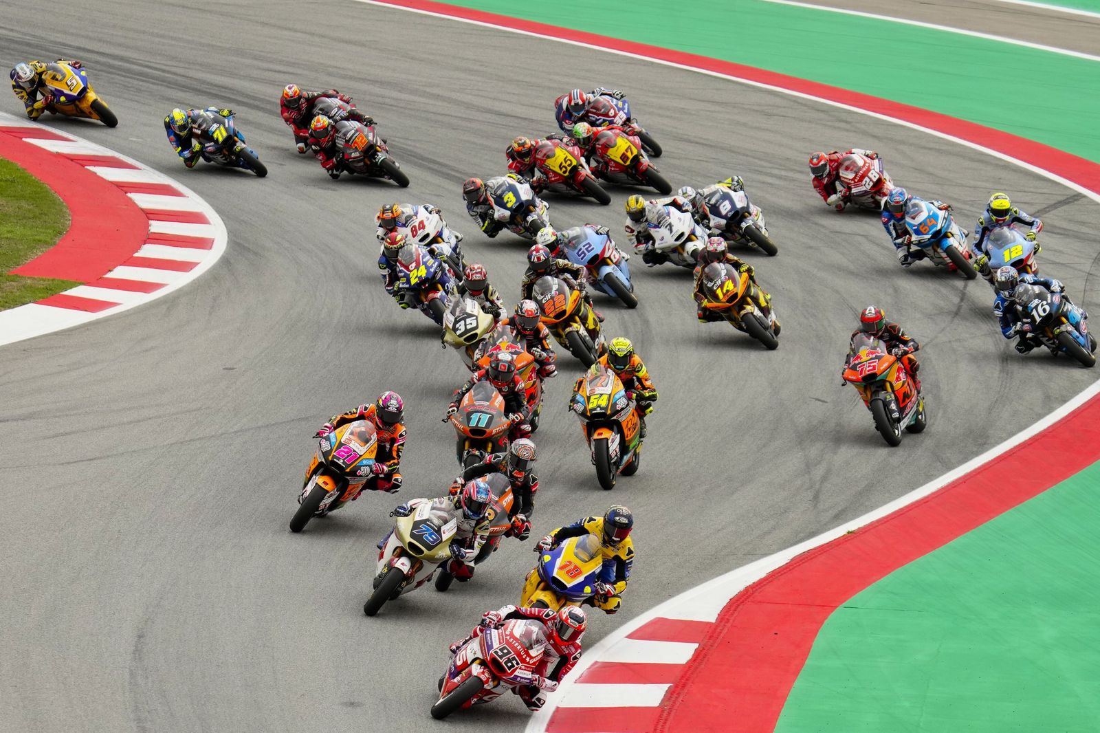 Las cariñosas fotos de Piqué, Clara Chía en el Mundial de Motos en Montmeló