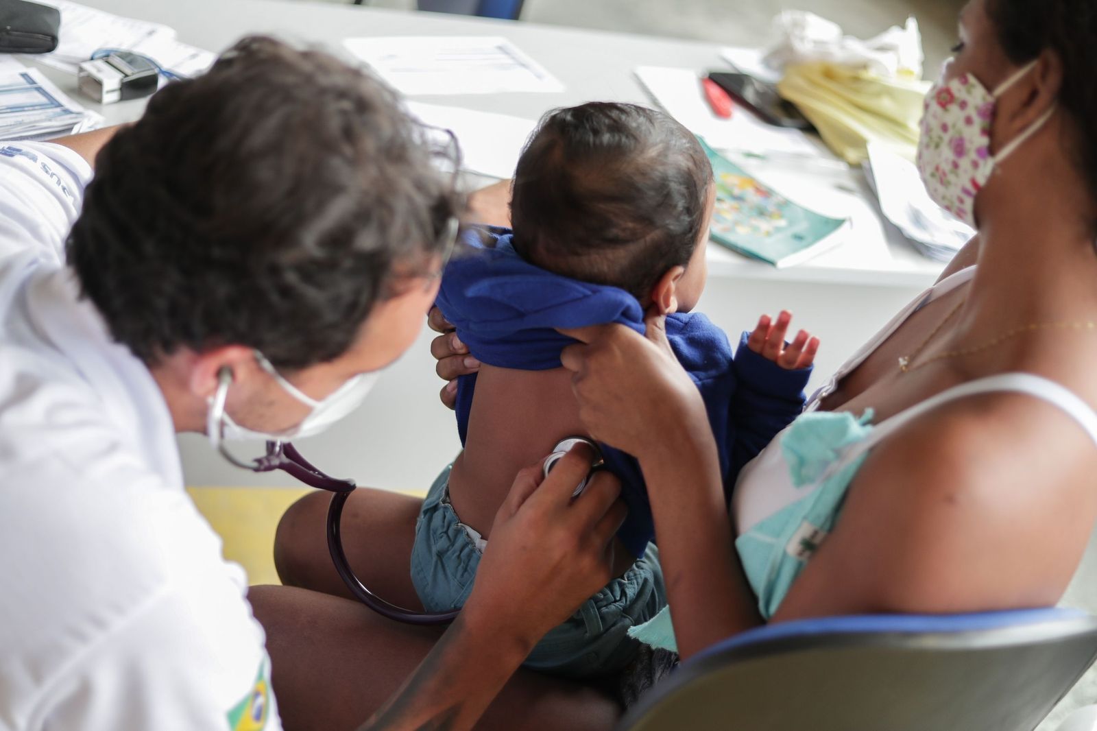 Un pediatra examina a un bebé.