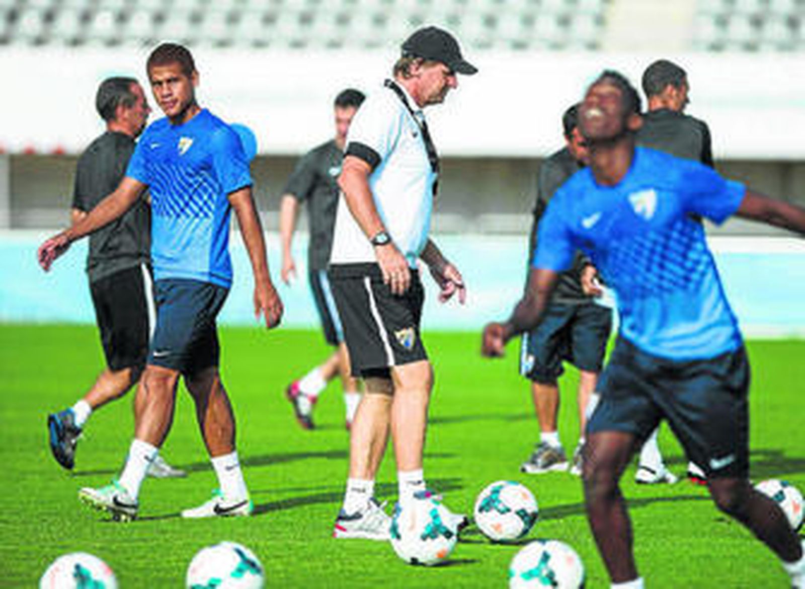 Schuster toca el balón durante un entrenamiento.