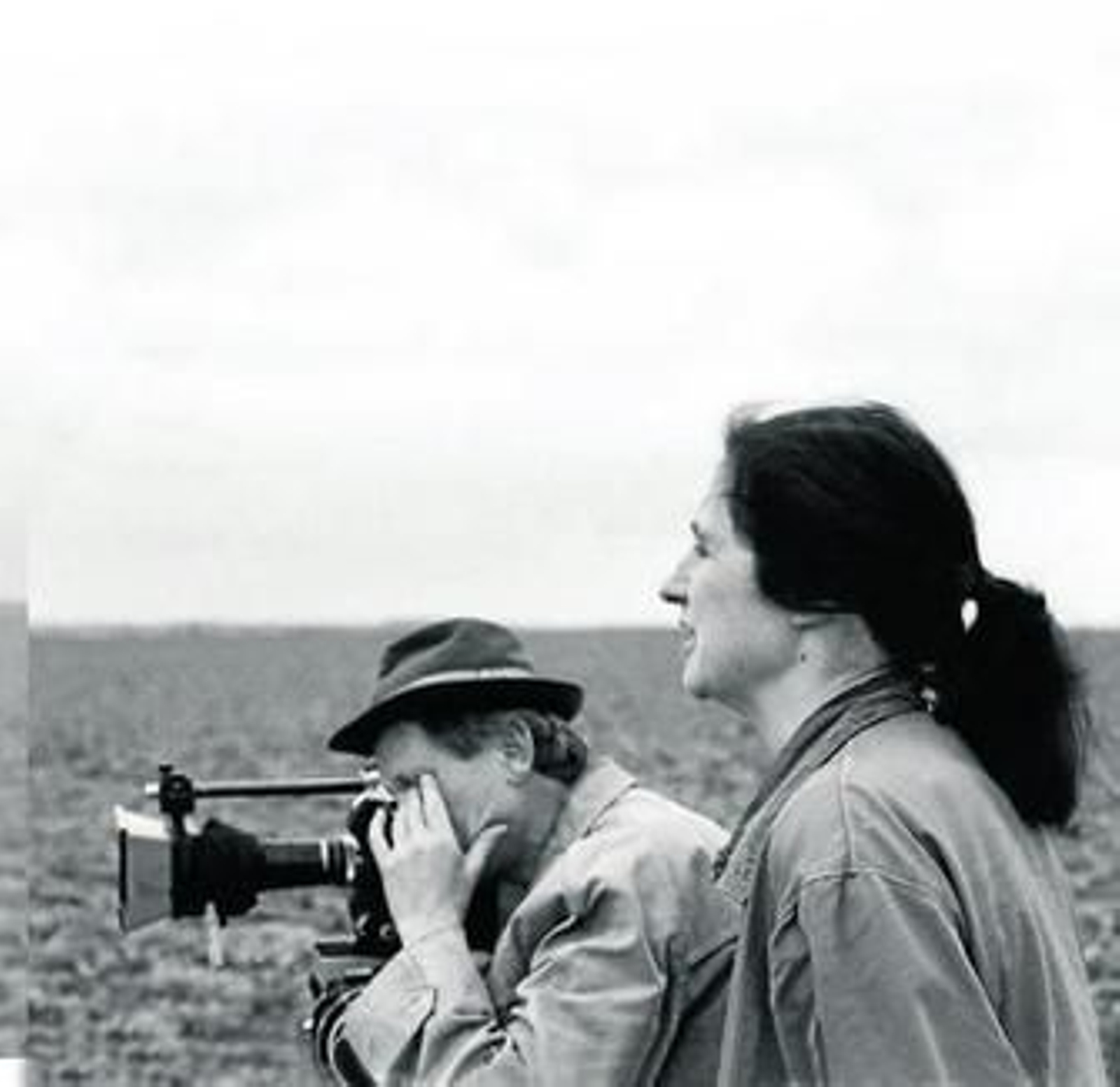 Jean-Marie Straub y Danièle Huillet, en un rodaje en el campo.