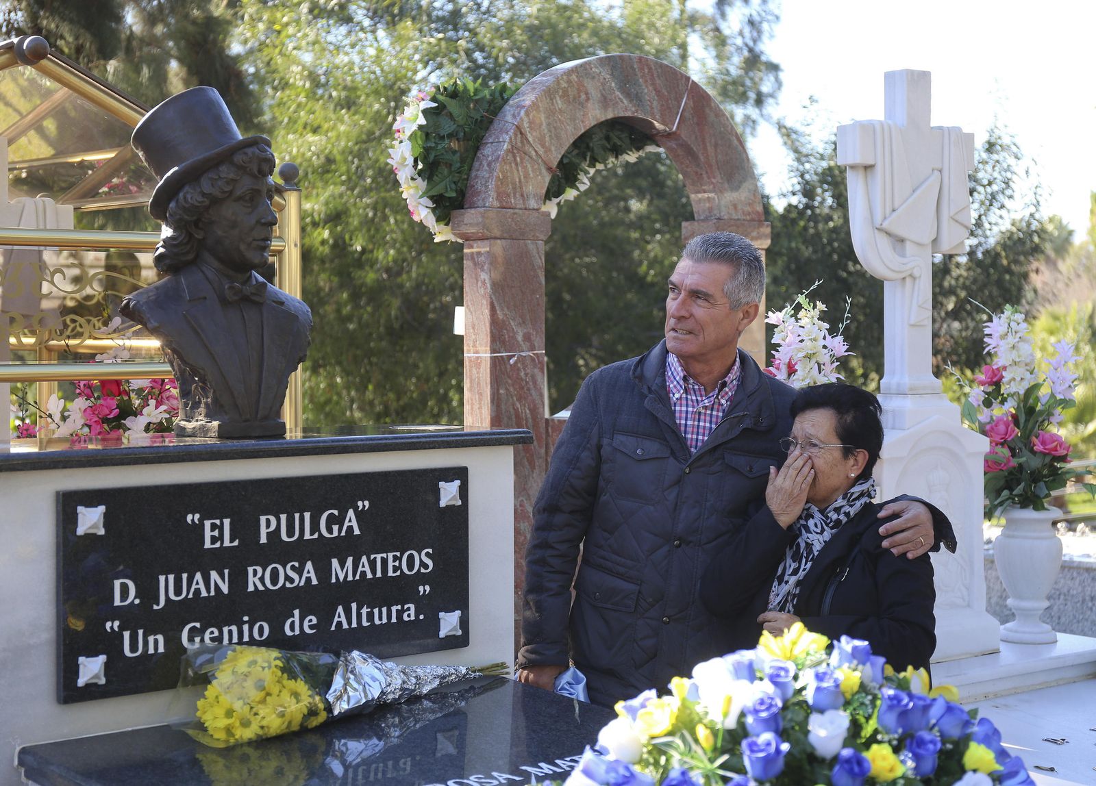 Manuel Sarriá consuela a una hemana de 'El Pulga' durante un acto celebrado en 2018