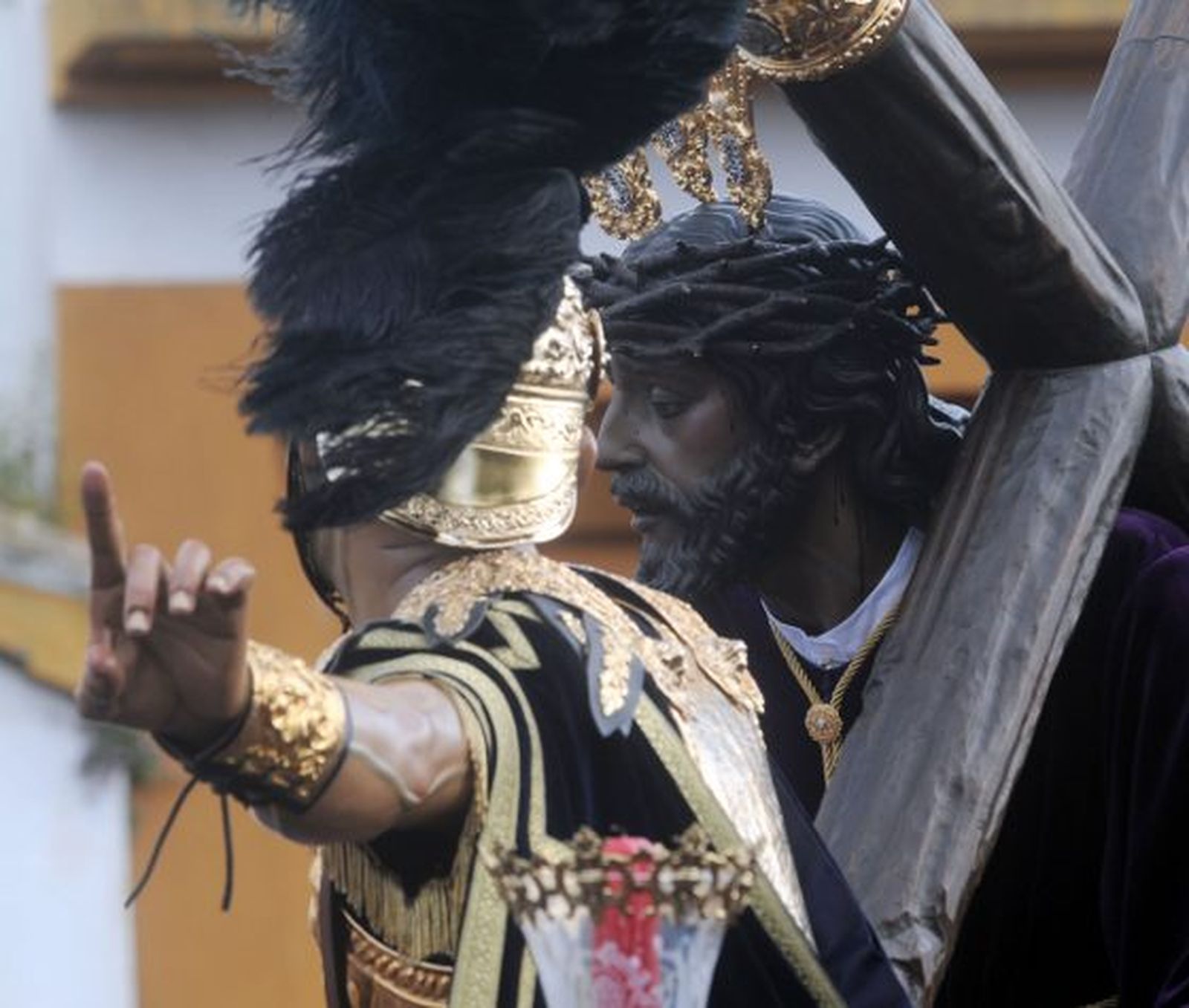 El romano señala el camino del Calvario a Nuestro Padre Jesús de las Misericordias en el misterio de La Candelaria.

Foto: Manuel Aranda