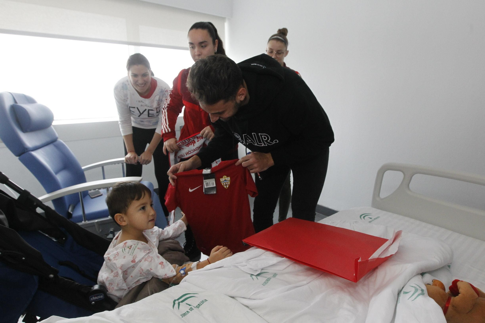 Fotogalería visita jugadores U.D. Almería Hospital Torrecárdenas