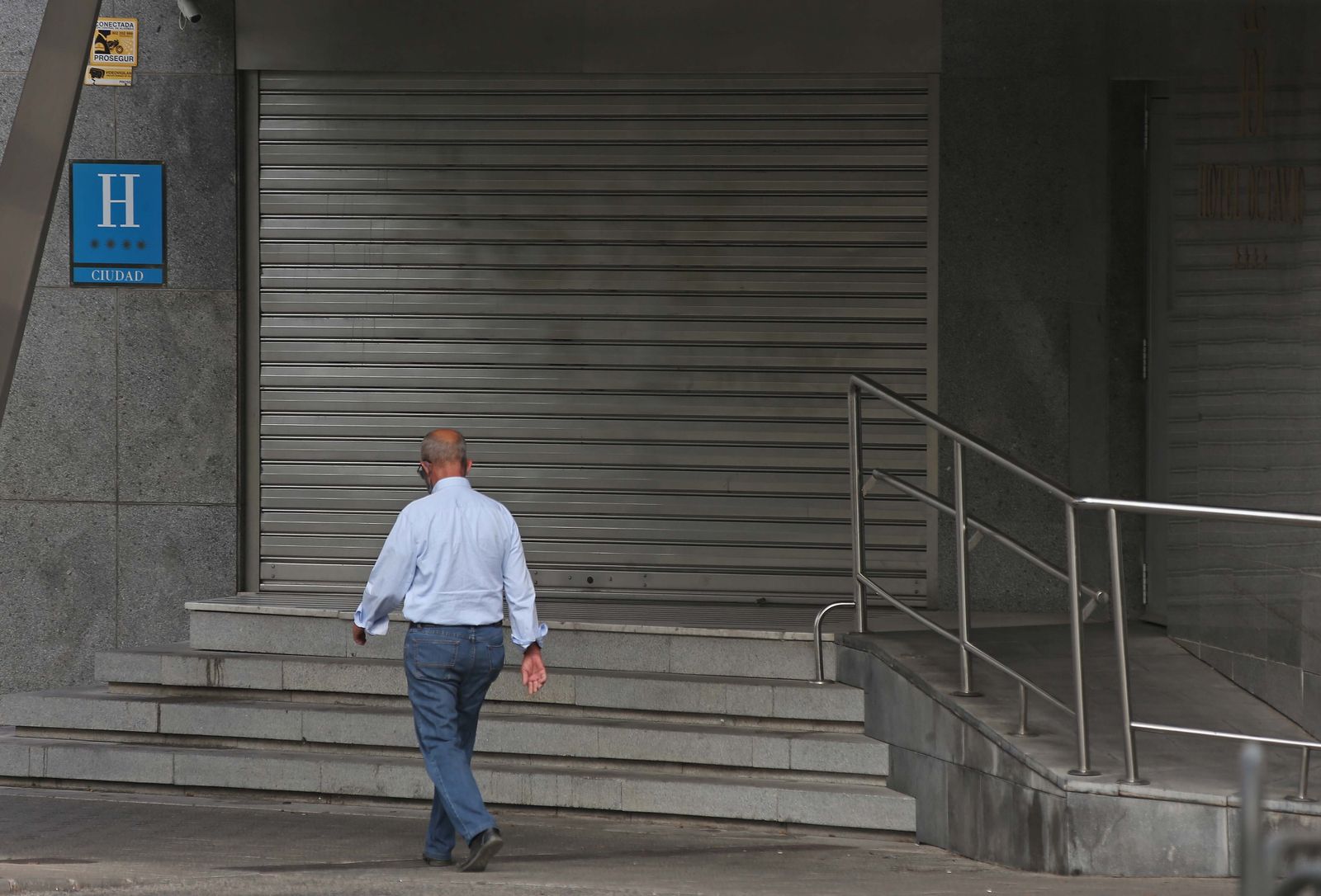 Algunos hoteles llevan un año con las persianas bajadas