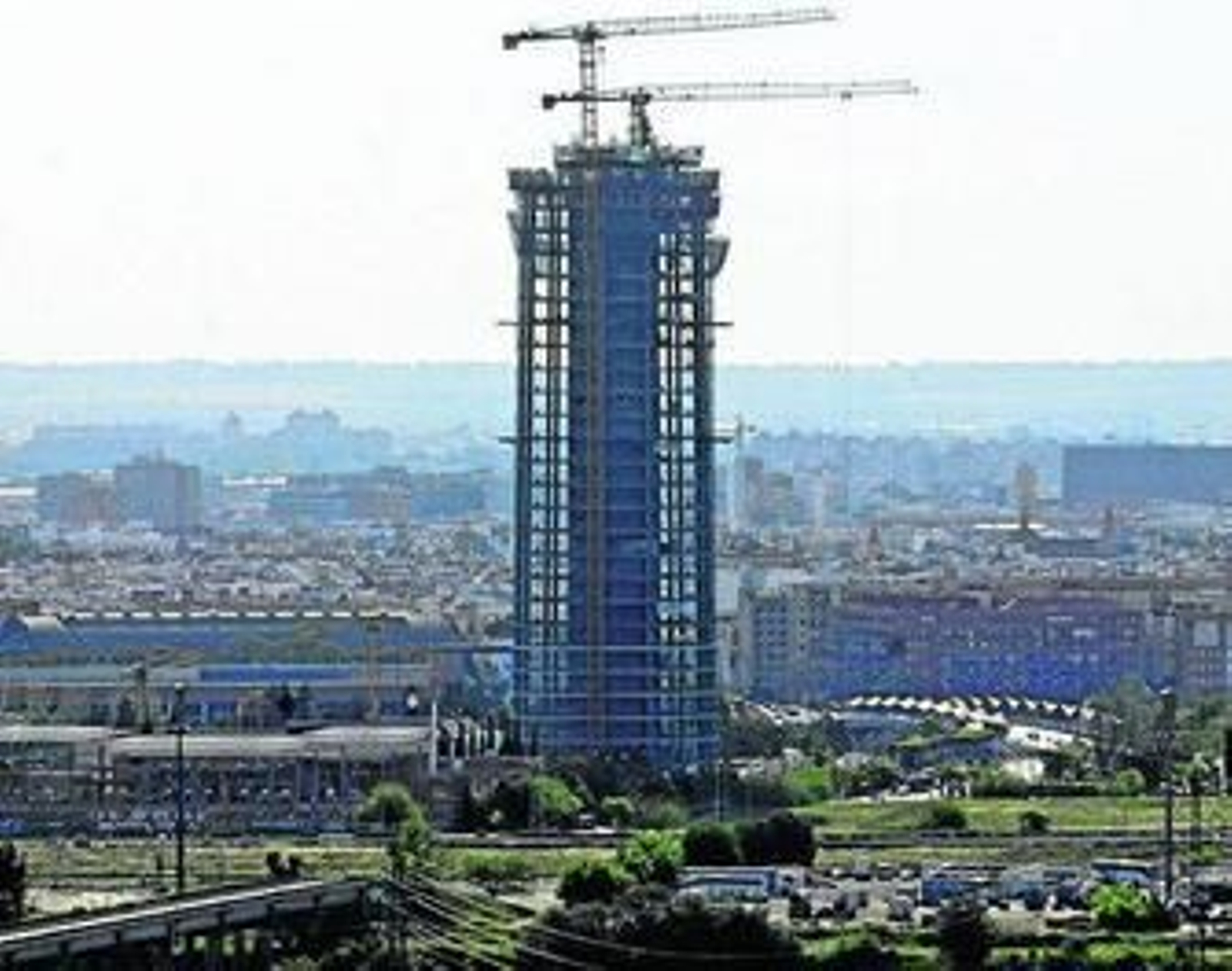 Imagen de la Torre Cajasol tomada el pasado sábado desde el Aljarafe.
