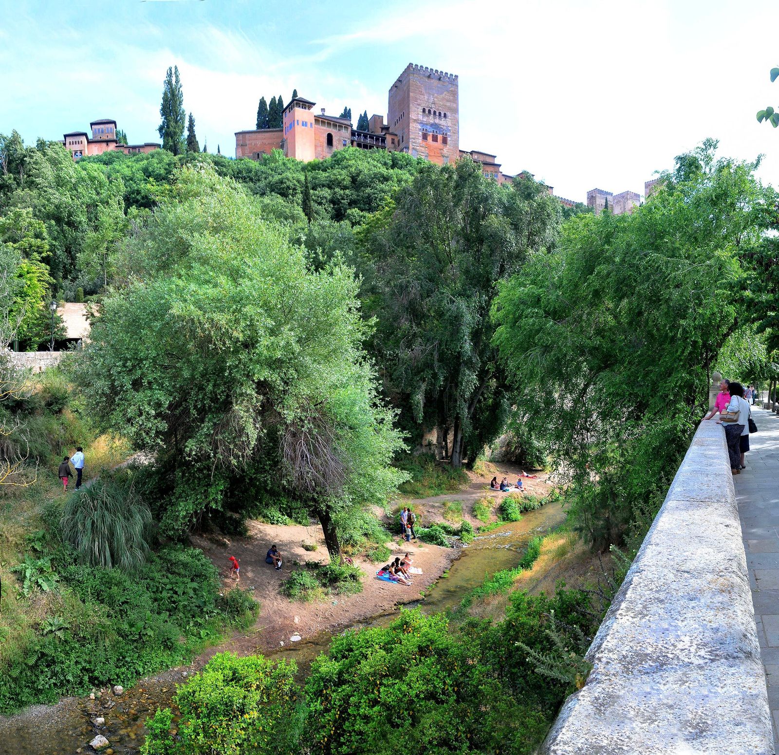 El río Darro y de fondo, la Alhambra