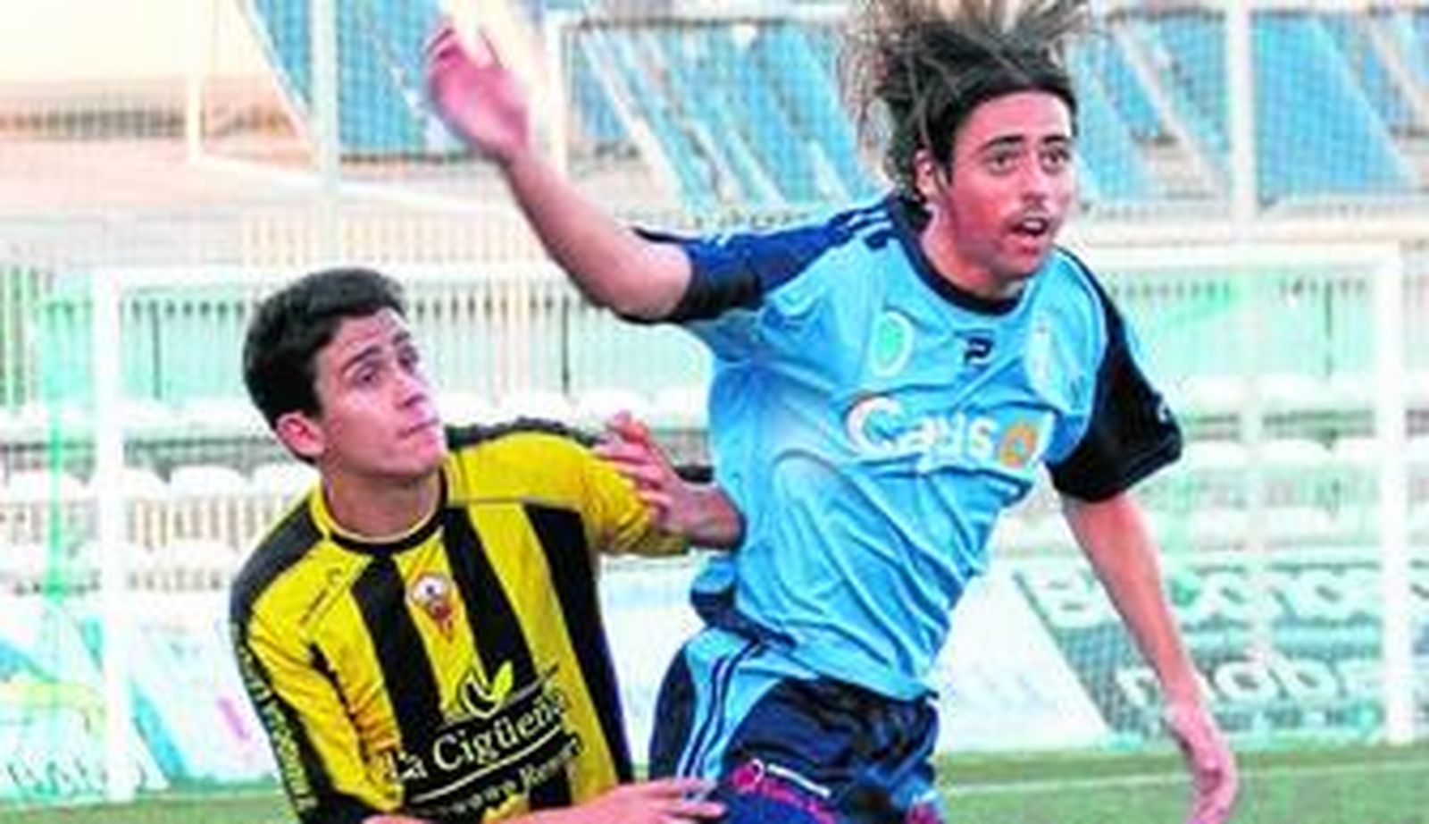 Chapi forcejea con un contrario durante el partido de ayer en Lucena, y que concluyó con el triunfo del equipo local.