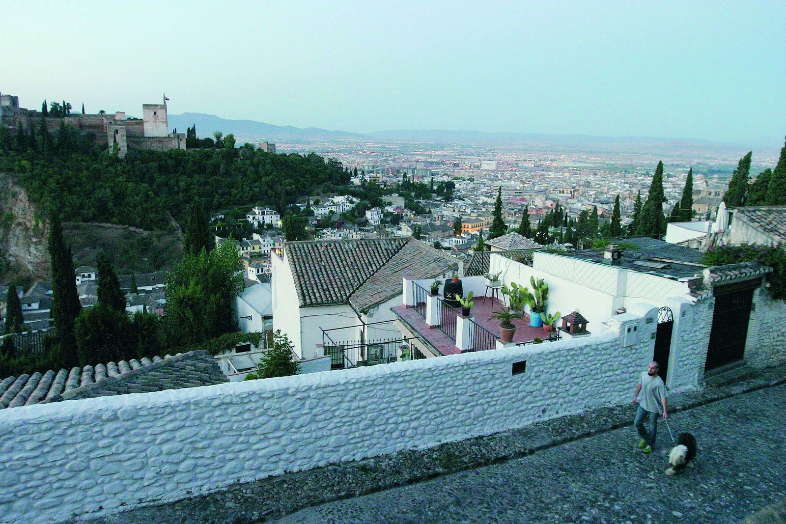 El Ayuntamiento de Granada trabaja en un programa para evitar las situaciones de soledad no deseada en el Albaicín