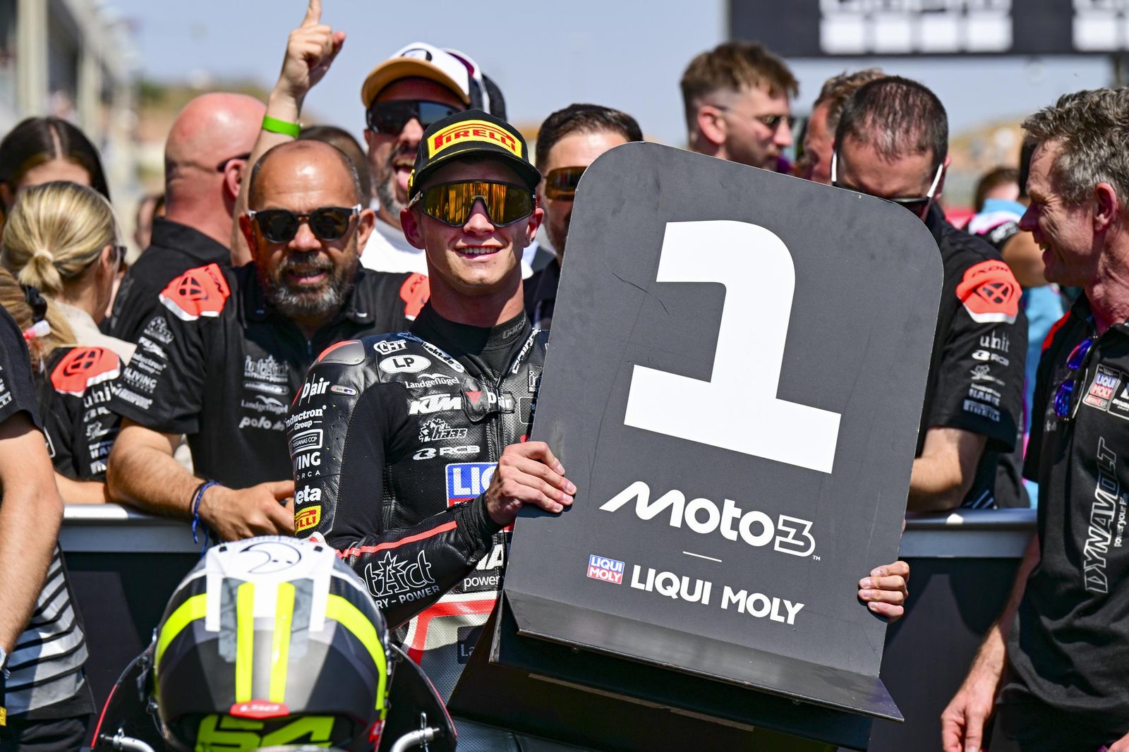 David Muñoz celebra con su equipo su primera victoria en el mundial del motociclismo