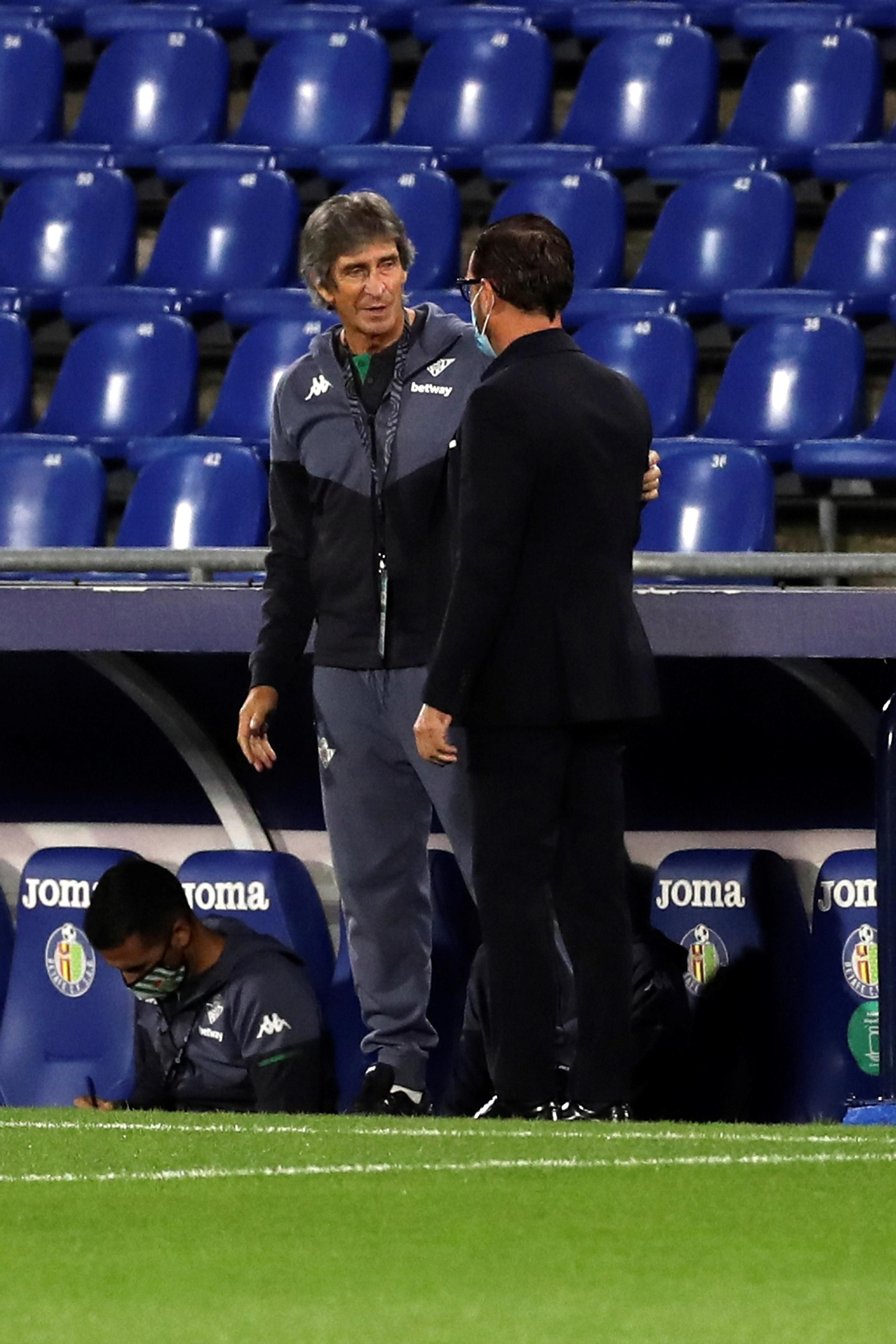 Pellegrini se saluda con Bordalás antes del partido de ayer.