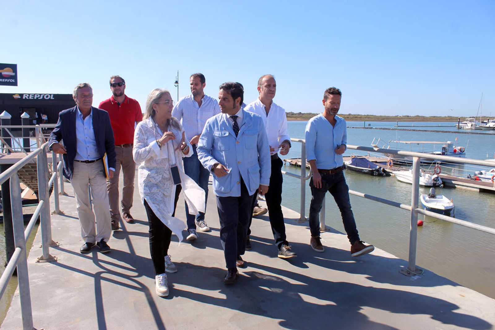 Los representantes institucionales visitan el puerto de El Rompido.