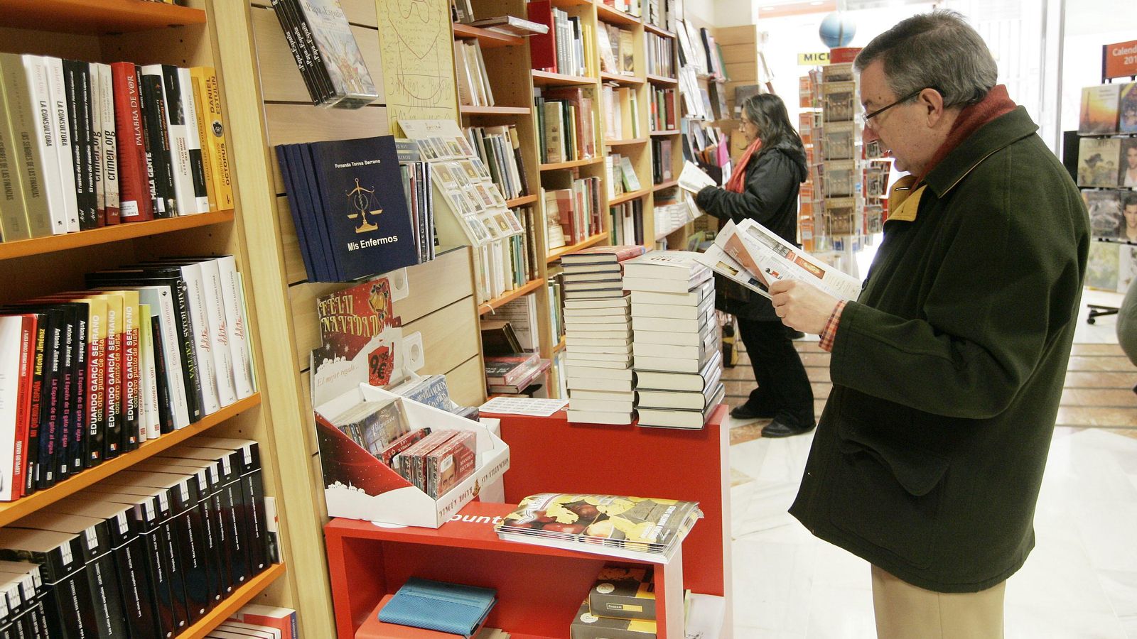 Un usuario leyendo un ejemplar en una librería