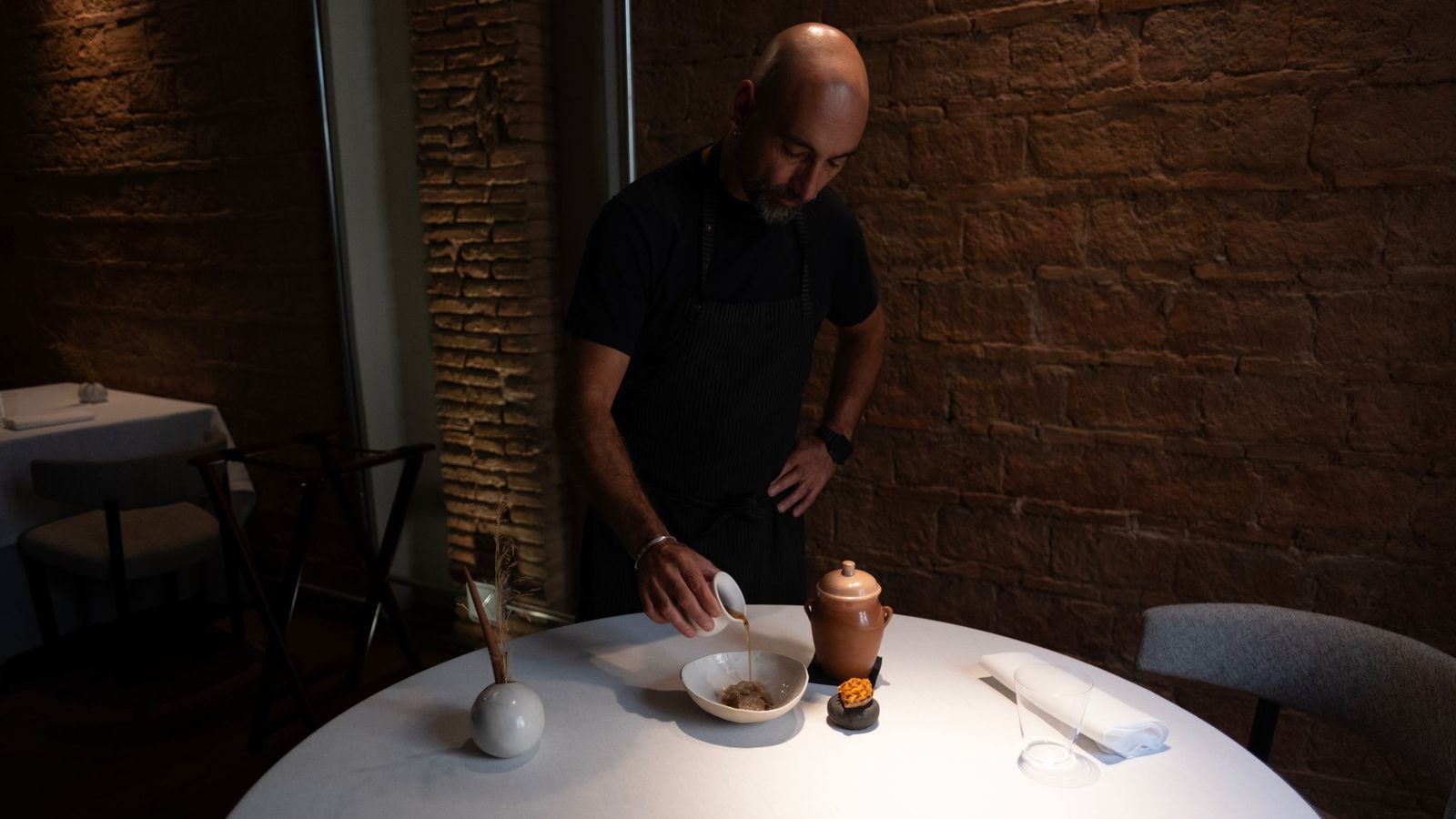 Benito Gómez prepara uno de sus platos en Bardal.