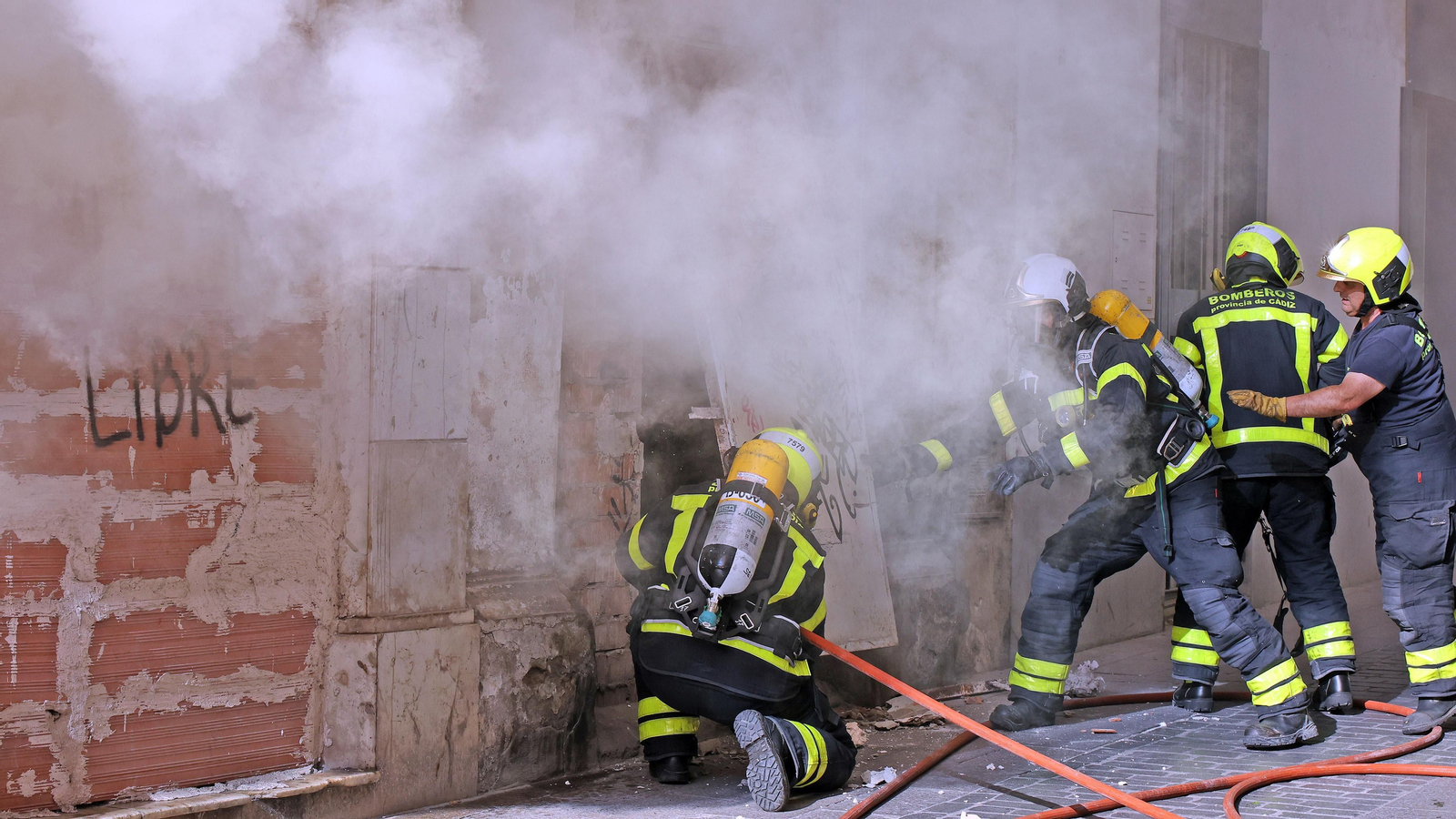 Los bomberos de Jerez intervienen en un incendio de un inmueble en calle Bizcocheros