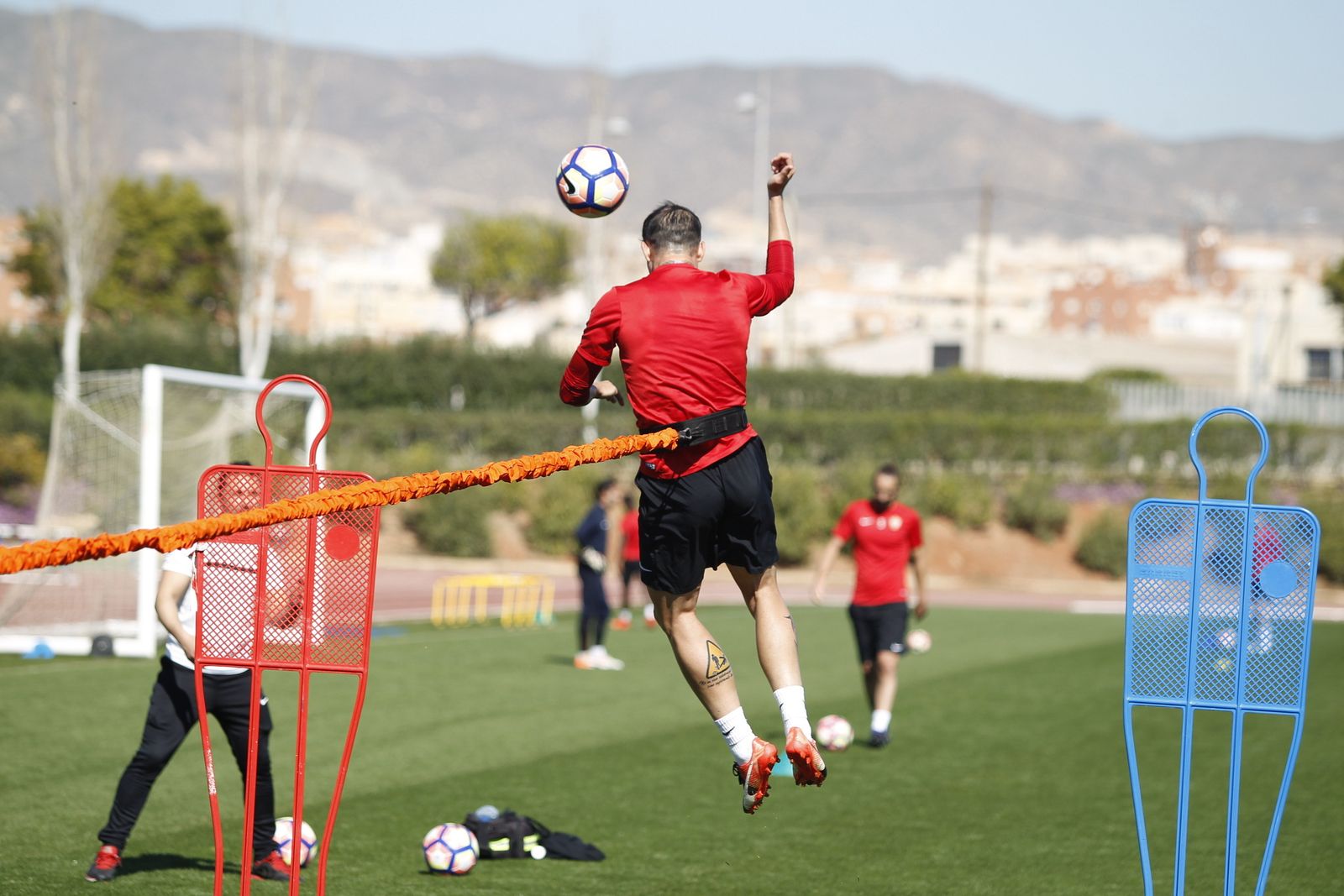 Casto Espinosa hace un ejercicio junto al meta del filial Batalla.