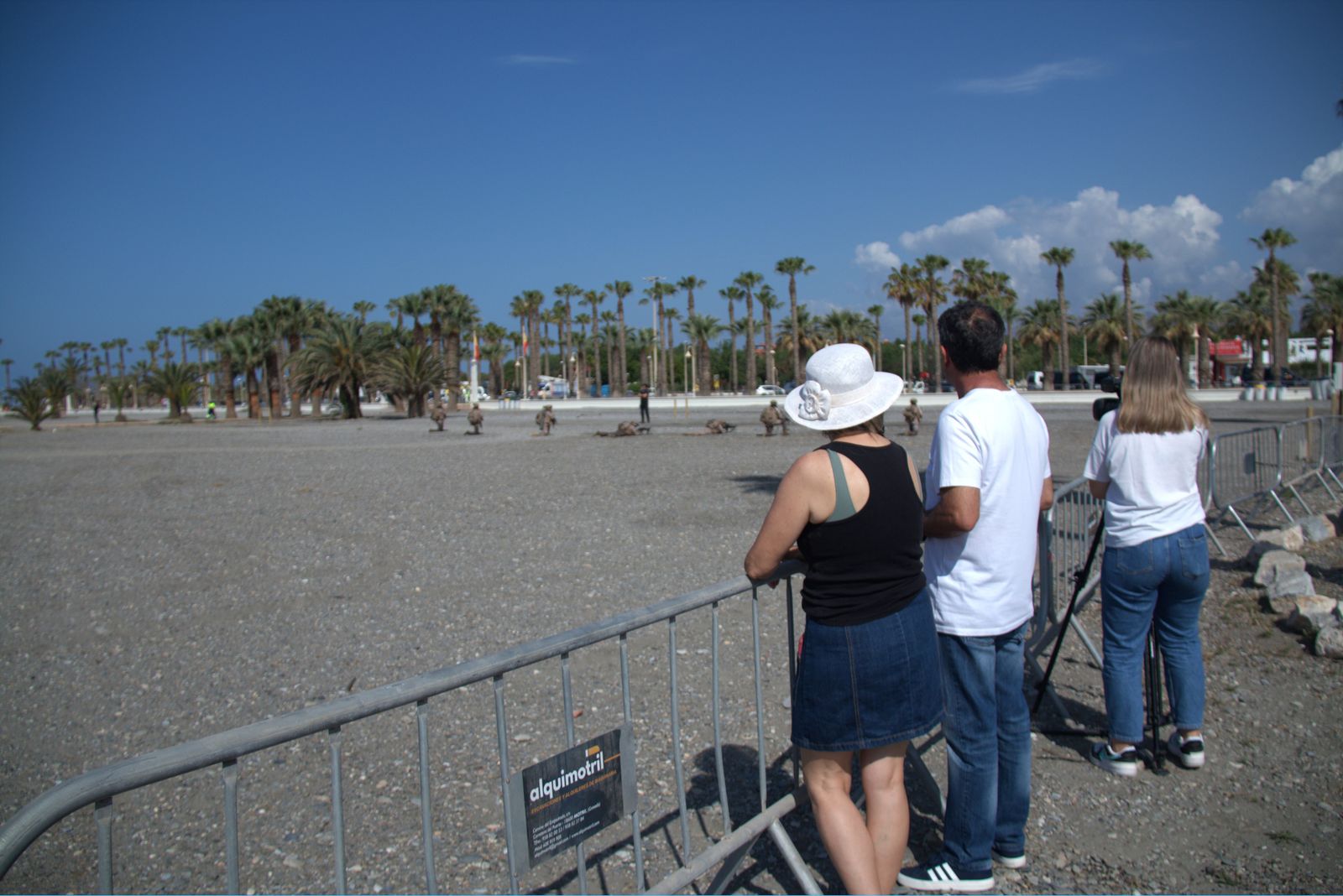 Paracaidistas, aviones y persecuciones marítimo-terrestres, los ensayos de las Fuerzas Armadas en Motril, en imágenes