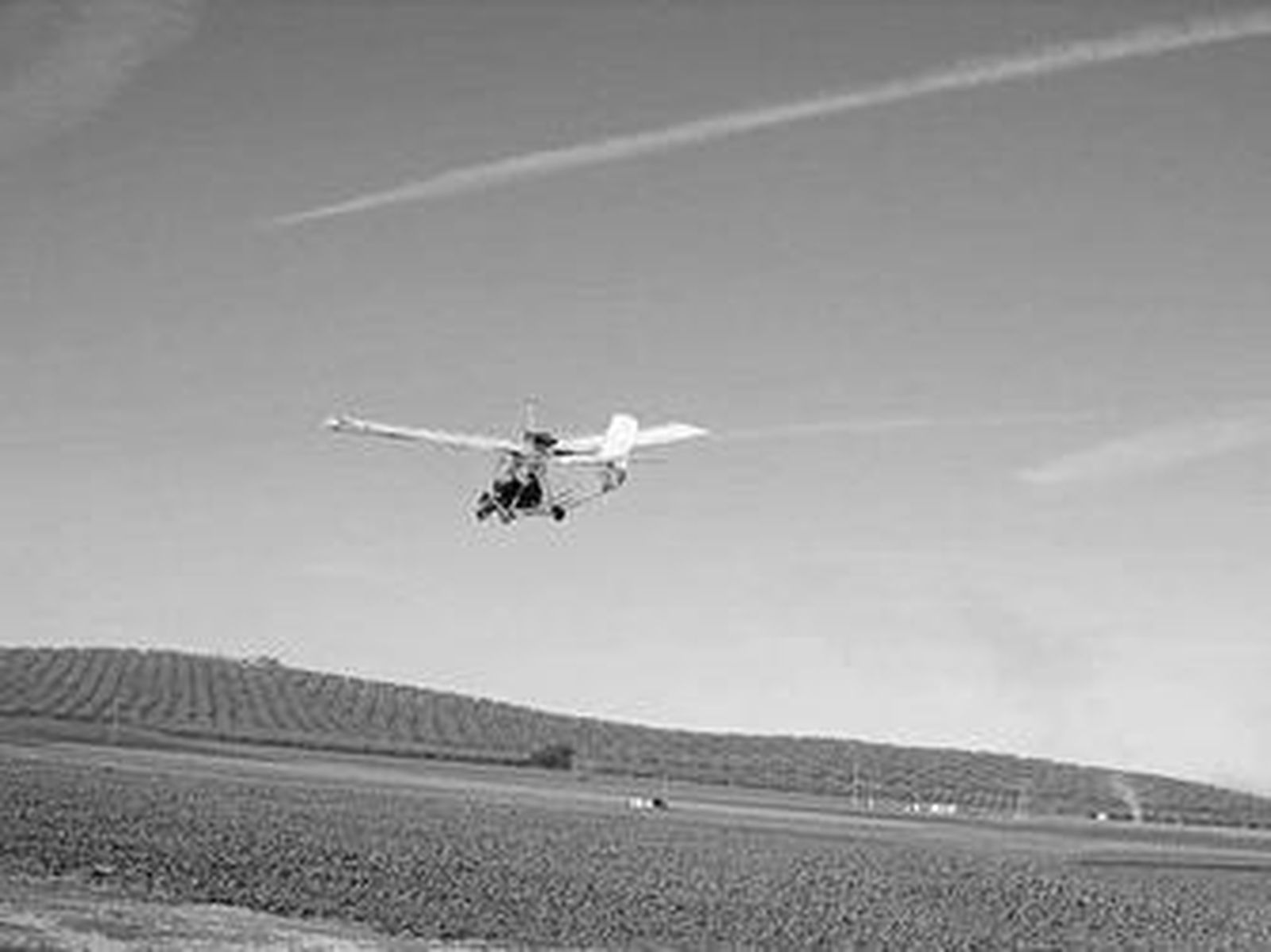 Un ultraligero sobrevuela la vega de Antequera.
