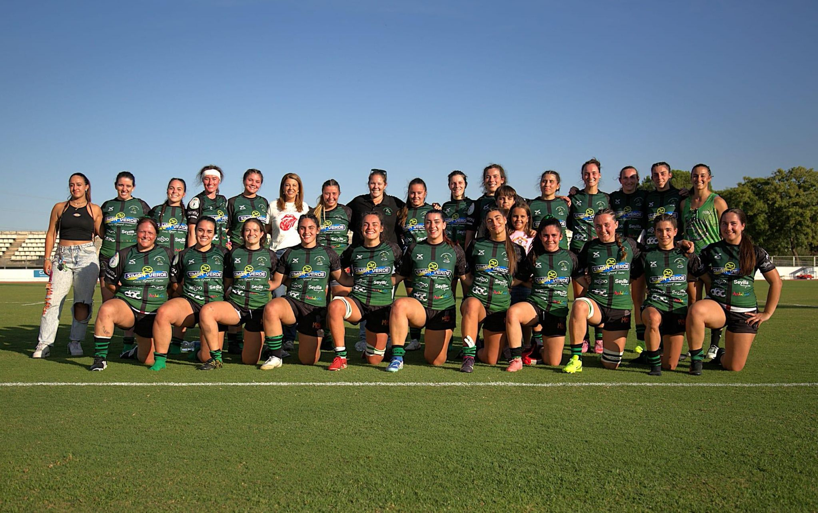 El equipo del Simón Verde Sport Cocos Sevilla posa antes de comenzar el partido.