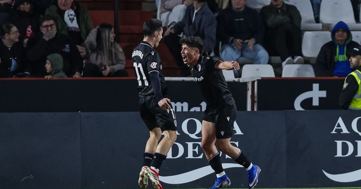El Almería libra una lucha encarnizada por el ascenso directo