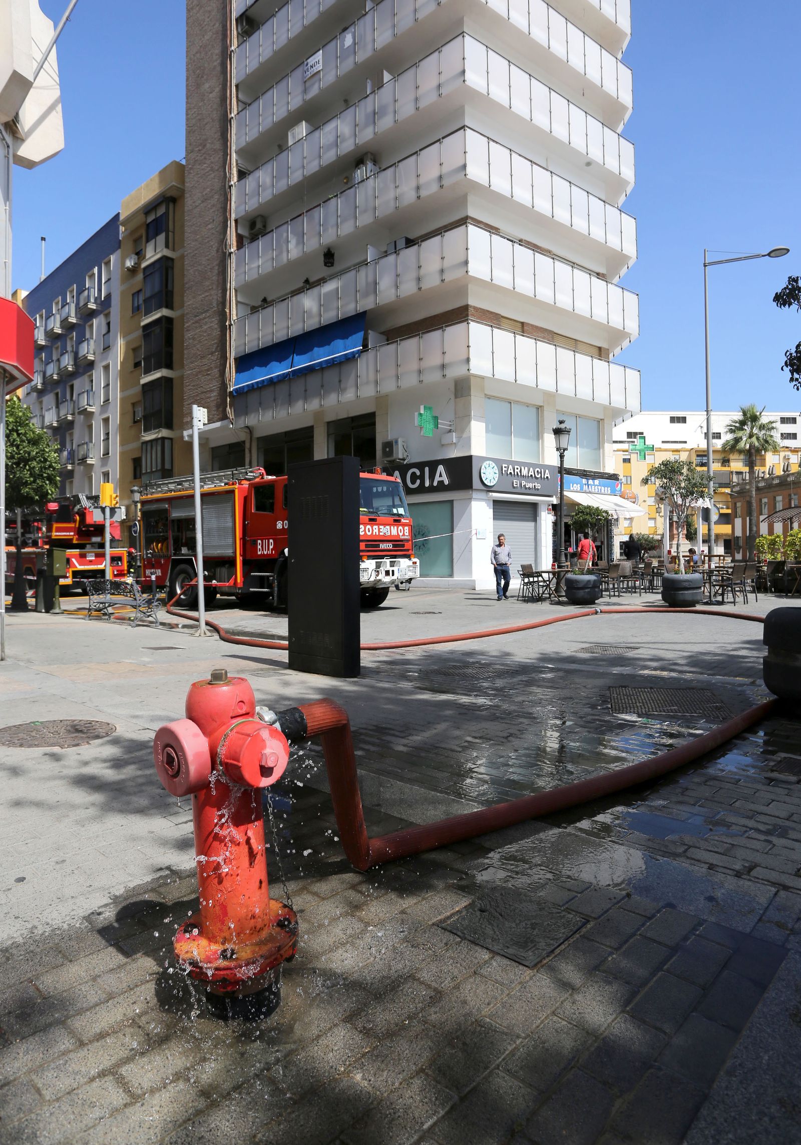 Los bomberos intervienen en un incendio en la calle Marina