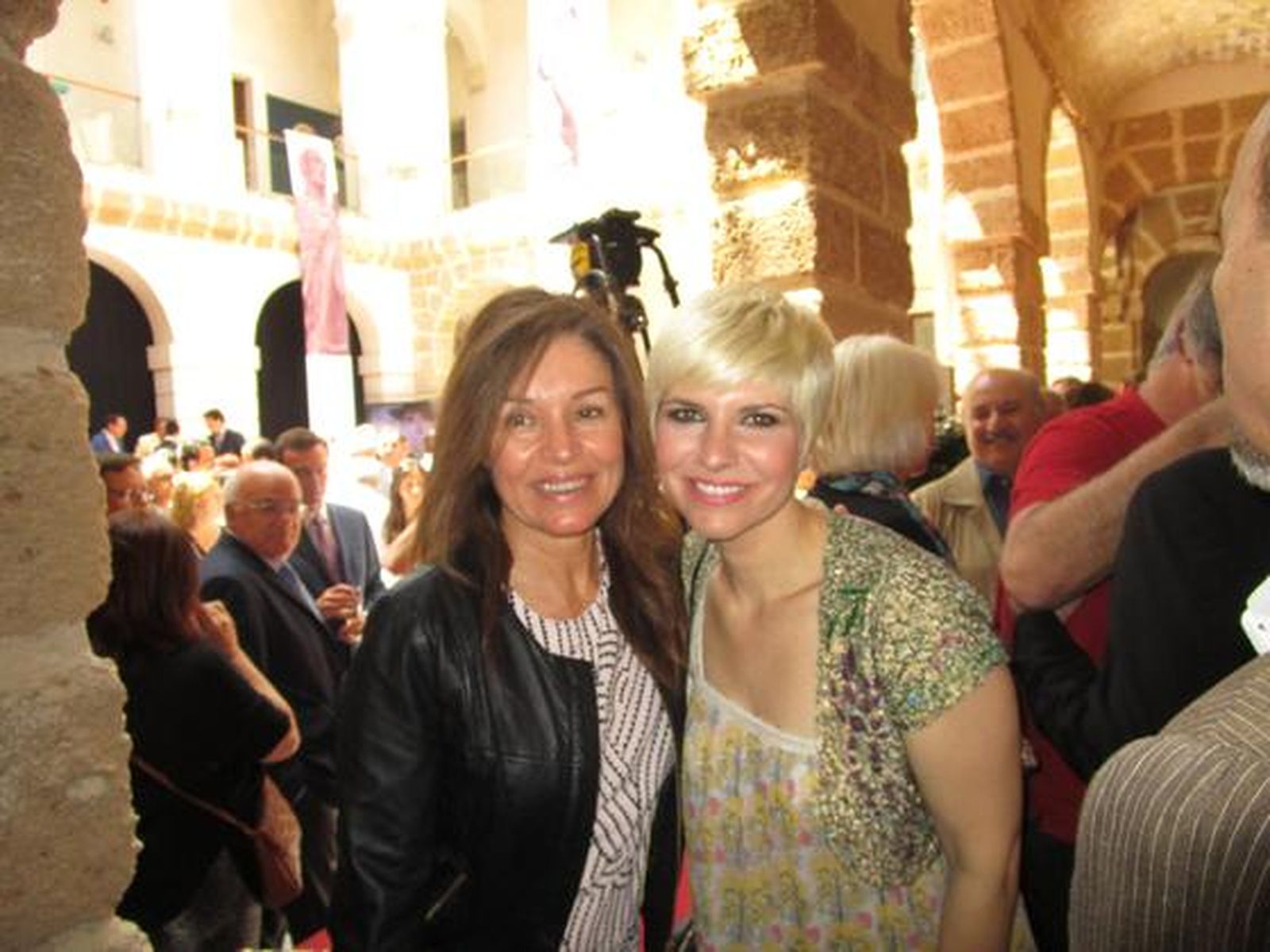 Candela Tiffón con la cantante Pasión Vega.

Foto: Ignacio Casas de Ciria