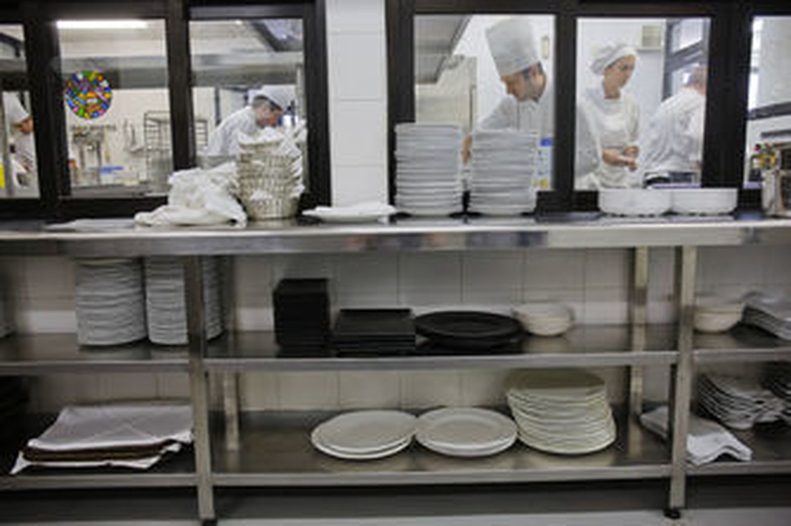 Alumnos de La Cónsula, ayer, mientras preparaban los platos del menú de reapertura.