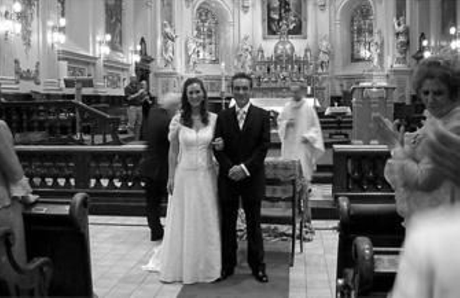 Hélene Guiguére y Fernando Pacheco sonrientes tras haber contraído matrimonio.