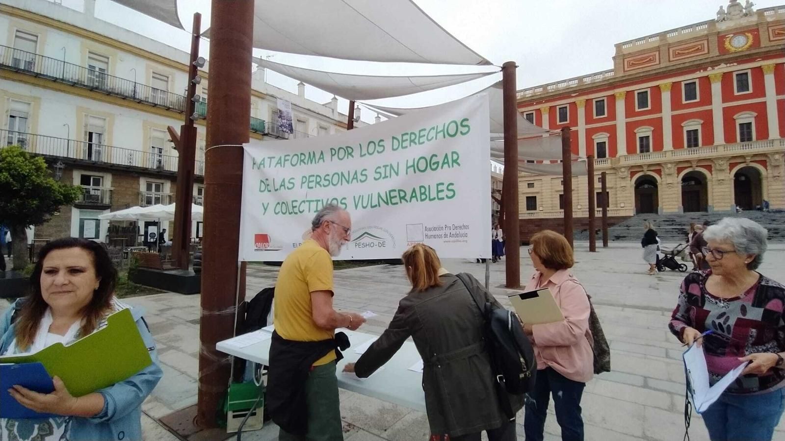 La plataforma, en una de sus recogidas de firmas.