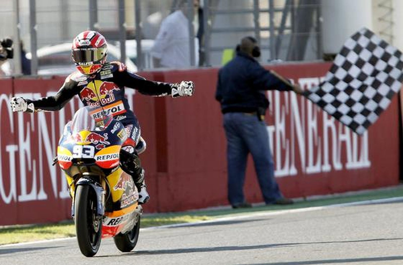 Marc Márquez, 125 c.c, cruza la línea de meta

Foto: J.C Cárdenas