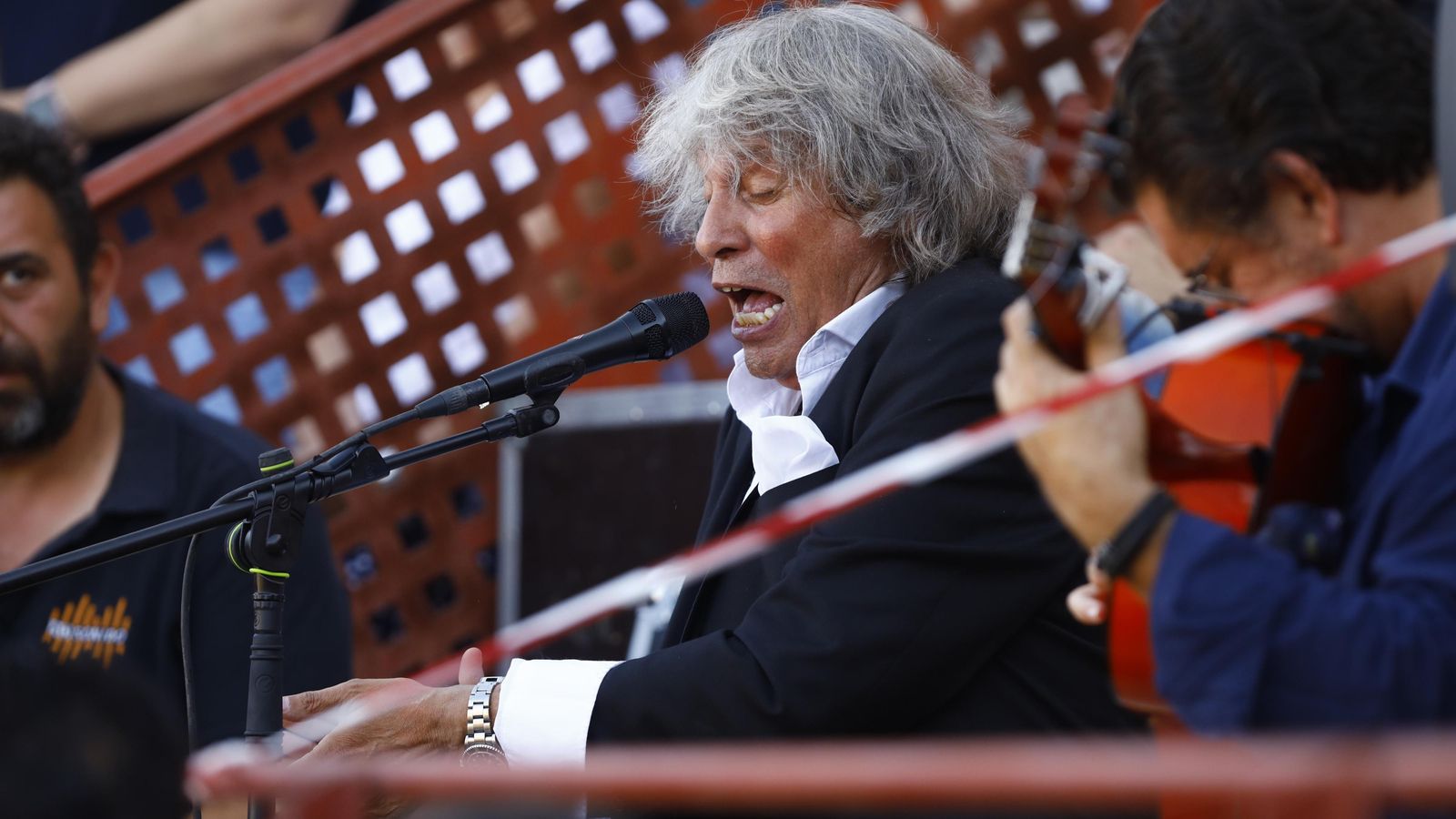 José Mercé, en pleno cante desde el tendido. José Mercé, en pleno cante desde el tendido.