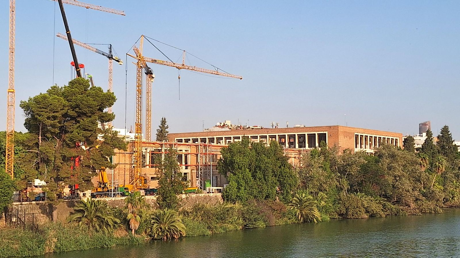 Las obras en los terrenos de la fábrica de Altadis desde el Puente de Los Remedios.
