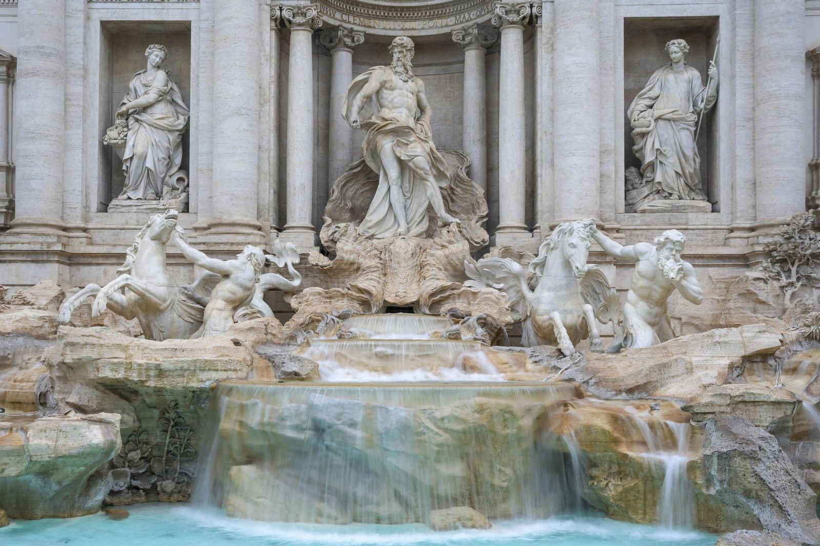 El agua vuelve a correr por la Fontana de Trevi de Roma