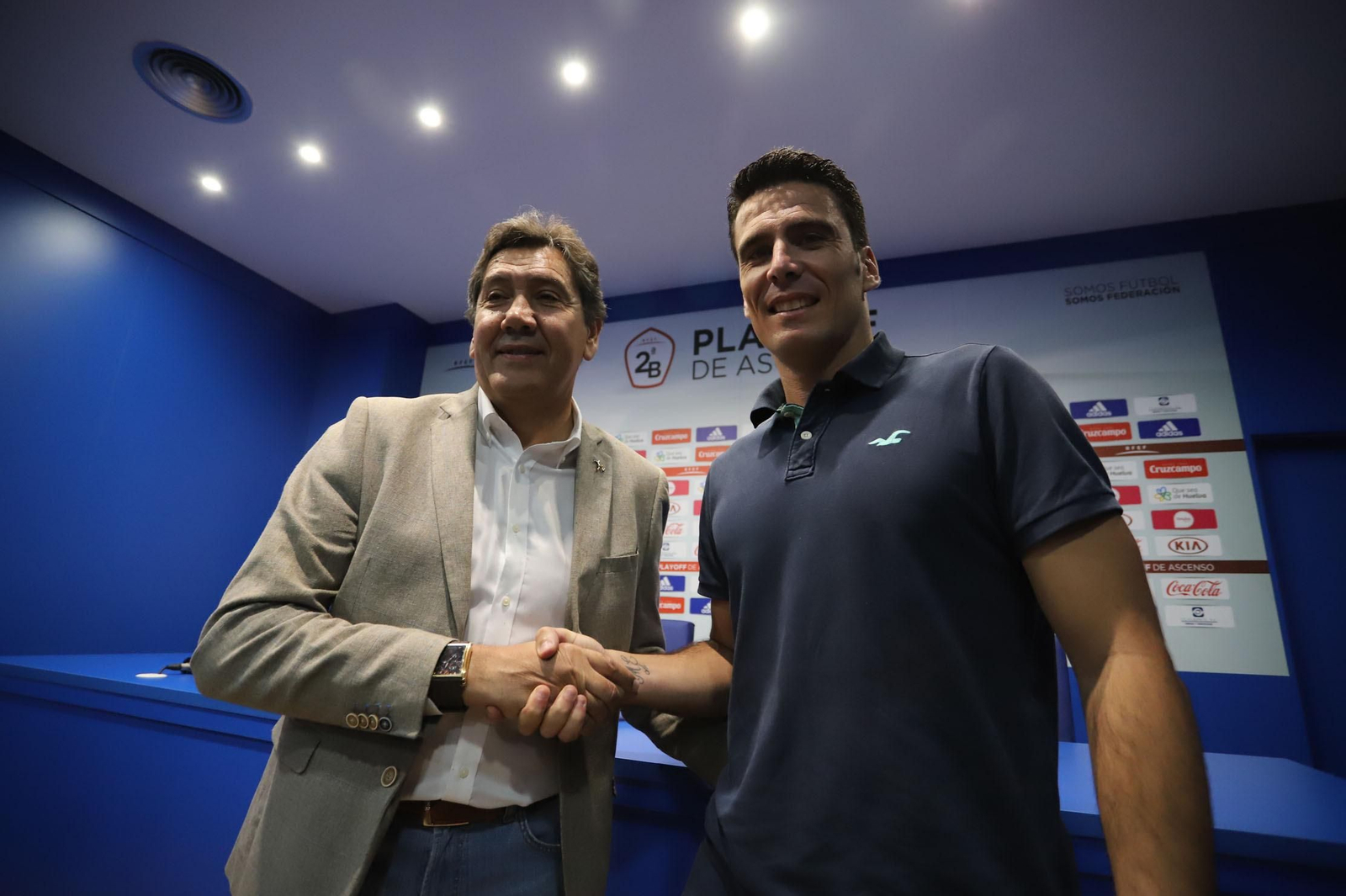El presidente Manolo Zambrano y el secretario técnico Juan Antonio Zamora se dan la mano tras una rueda de prensa.