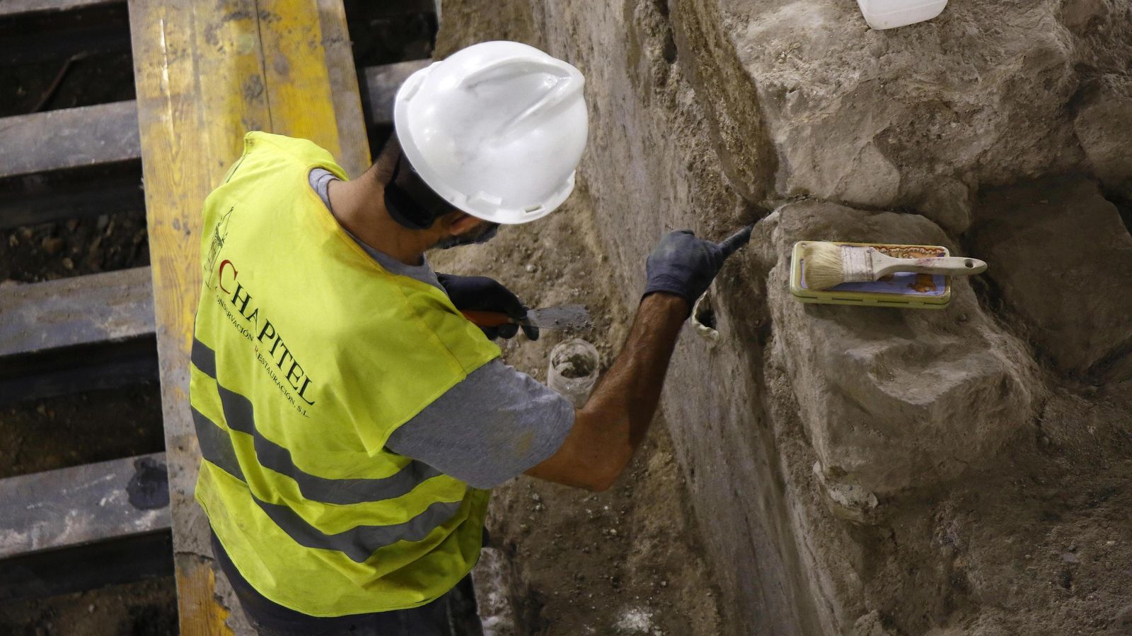 Tareas de limpieza de uno de los tramos de muralla. Tareas de limpieza de uno de los tramos de muralla.