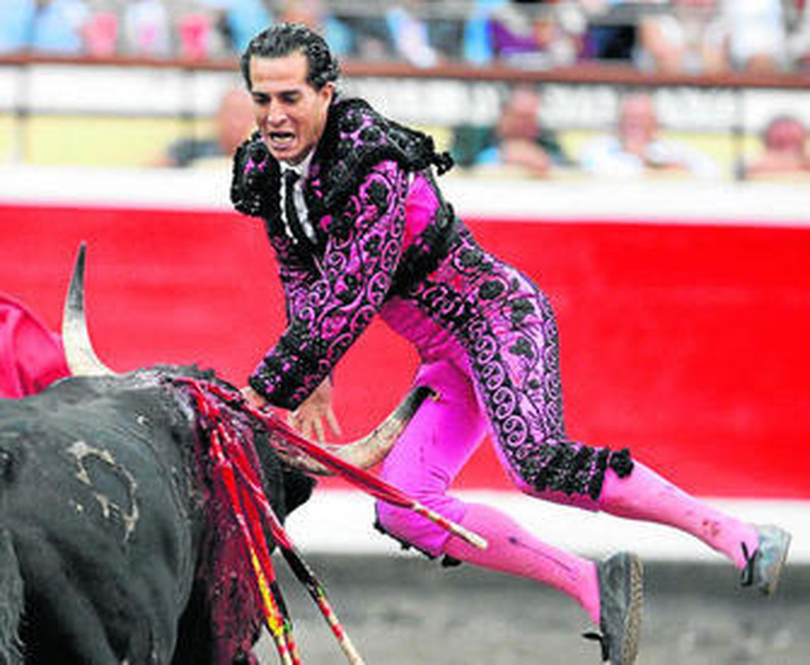 El diestro vasco Iván Fandiño, en el momento de ser corneado en el muslo derecho por el sexto toro.