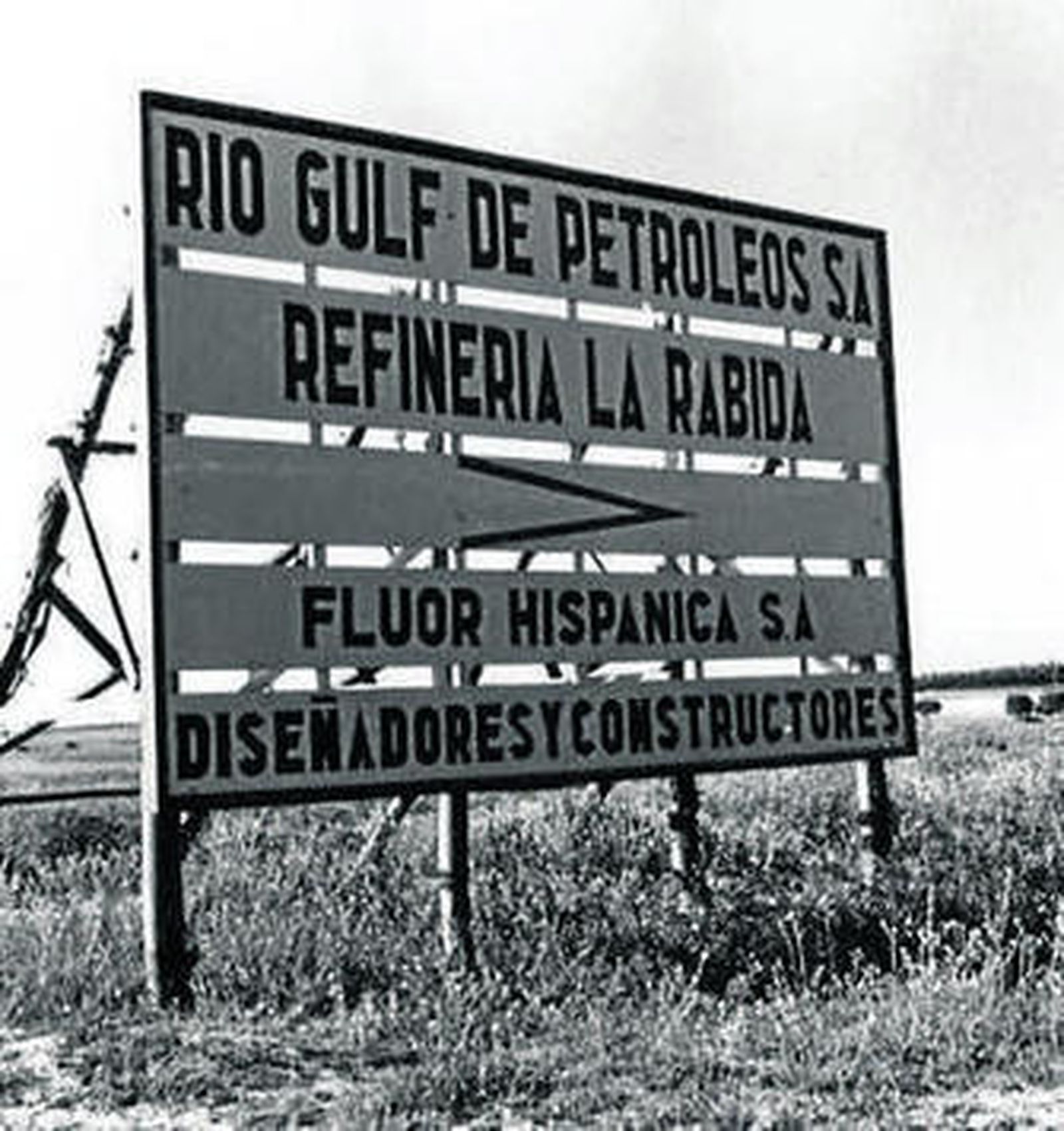 1. Cartel anunciador de las obras de la refinería, en 1965.  2. Una visita a la refinería, con una maqueta de sus instalaciones.  3. Panel de control. 4. Carmelo Romero, Pedro Miró y Gabriel Cruz 5. La primera visita de los reyes, en 1976. 6. Un visitante de la exposición.
