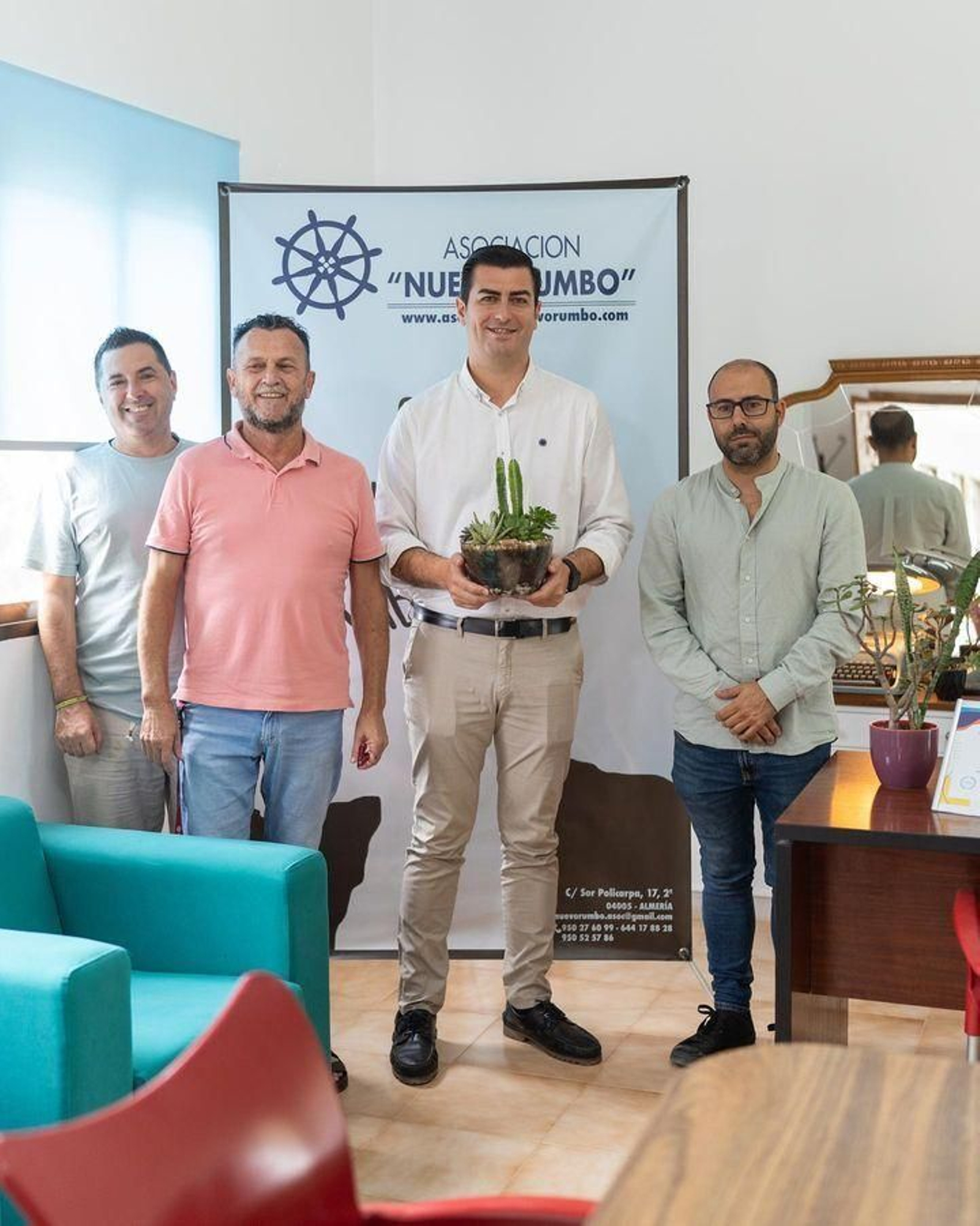 El alcalde de Níjar con los responsables de la Asociación Nuevo Rumbo