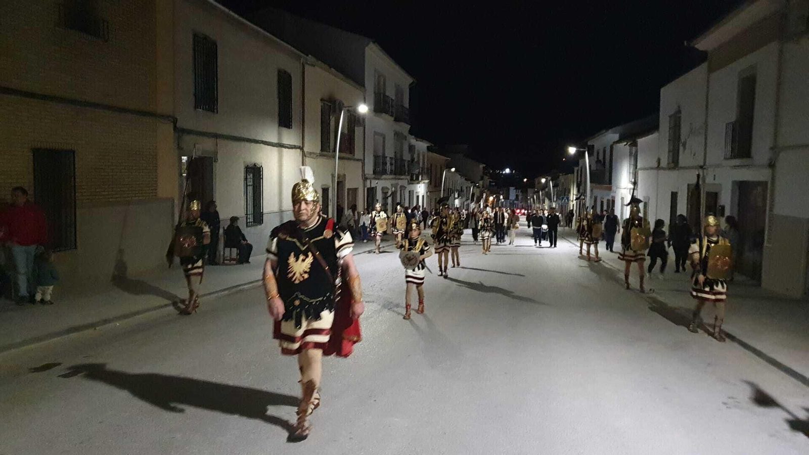 Lunes Santo en Castro del Río: La ofrenda floral de las escoltas romanas, en fotografías