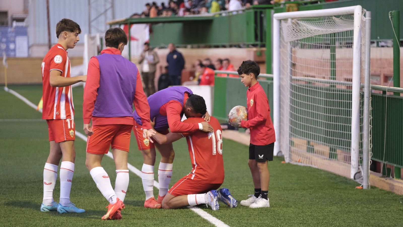 Iker Martínez, con el dorsal 17, durante un encuentro disputado en el Francisco Pomedio.