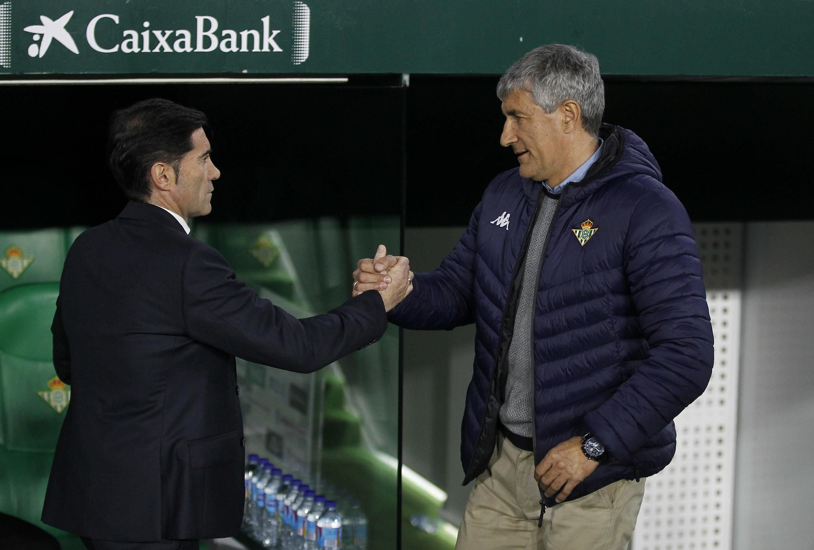 Quique Setién saluda a Marcelino García Toral al inicio del encuentro.