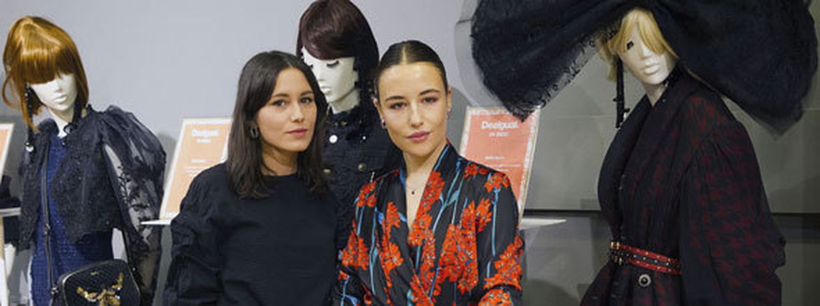 Las diseñadoras Marta Sabroso (i) e Itxaso Martínez (d), durante la presentación de su colección. / AGENCIA EFE