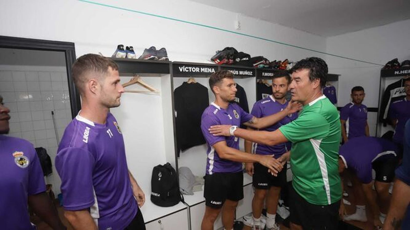 Rafa Escobar saluda al excordobesista Víctor Mena.