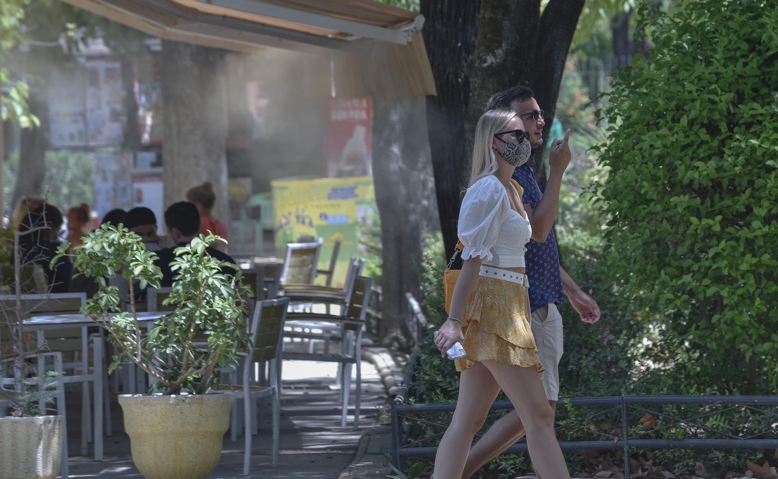 Galería gráfica: Calor y mascarillas en Sevilla